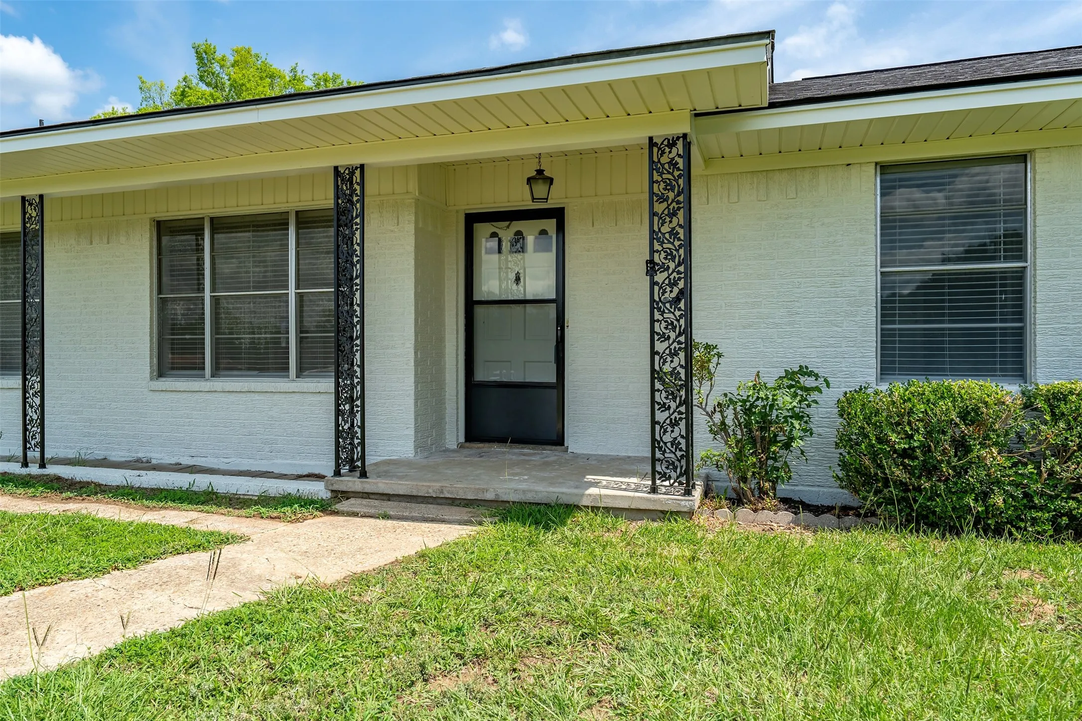 Single Family Residence For Sale in Wood County , 3015 E US Highway 80, Mineola, Texas 75773, 3 Bedroom, 2 Bathroom, 2 Garage spaces, 1,476 Sqft, built in 1970, mls#21287321, Real Estate Agent in Mineola, Homes For Sale in Wood county, Homes For Sale in Mineola, Realtor in Mineola Texas, Real Estate Brokerage Independent Realty Texas, Luminita Cordes Realtor