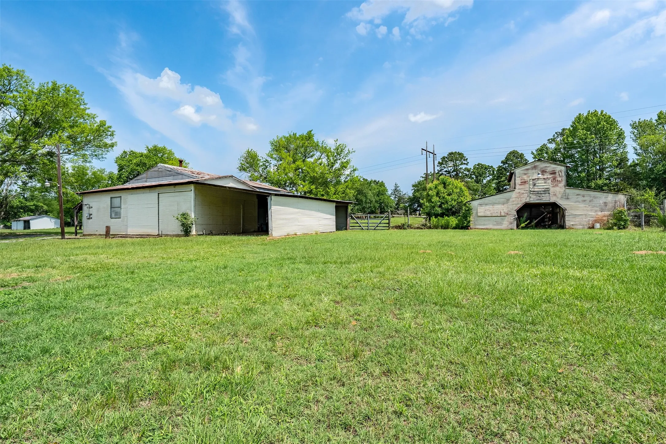 Single Family Residence For Sale in Wood County , 3015 E US Highway 80, Mineola, Texas 75773, 3 Bedroom, 2 Bathroom, 2 Garage spaces, 1,476 Sqft, built in 1970, mls#21287321, Real Estate Agent in Mineola, Homes For Sale in Wood county, Homes For Sale in Mineola, Realtor in Mineola Texas, Real Estate Brokerage Independent Realty Texas, Luminita Cordes Realtor