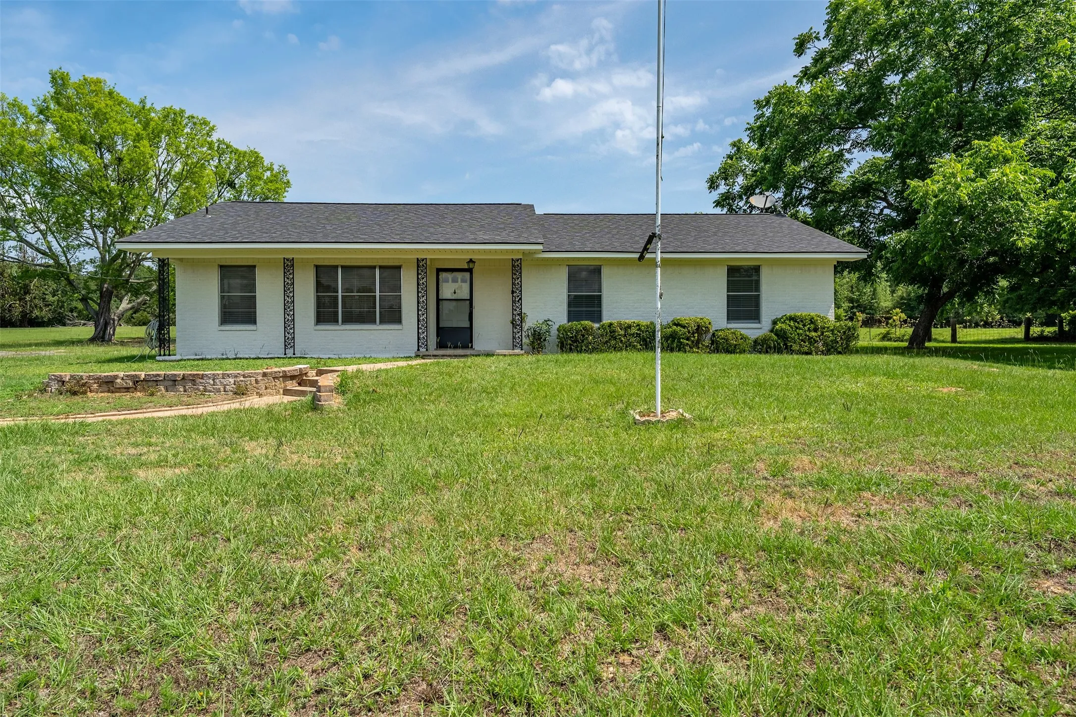 Single Family Residence For Sale in Wood County , 3015 E US Highway 80, Mineola, Texas 75773, 3 Bedroom, 2 Bathroom, 2 Garage spaces, 1,476 Sqft, built in 1970, mls#21287321, Real Estate Agent in Mineola, Homes For Sale in Wood county, Homes For Sale in Mineola, Realtor in Mineola Texas, Real Estate Brokerage Independent Realty Texas, Luminita Cordes Realtor