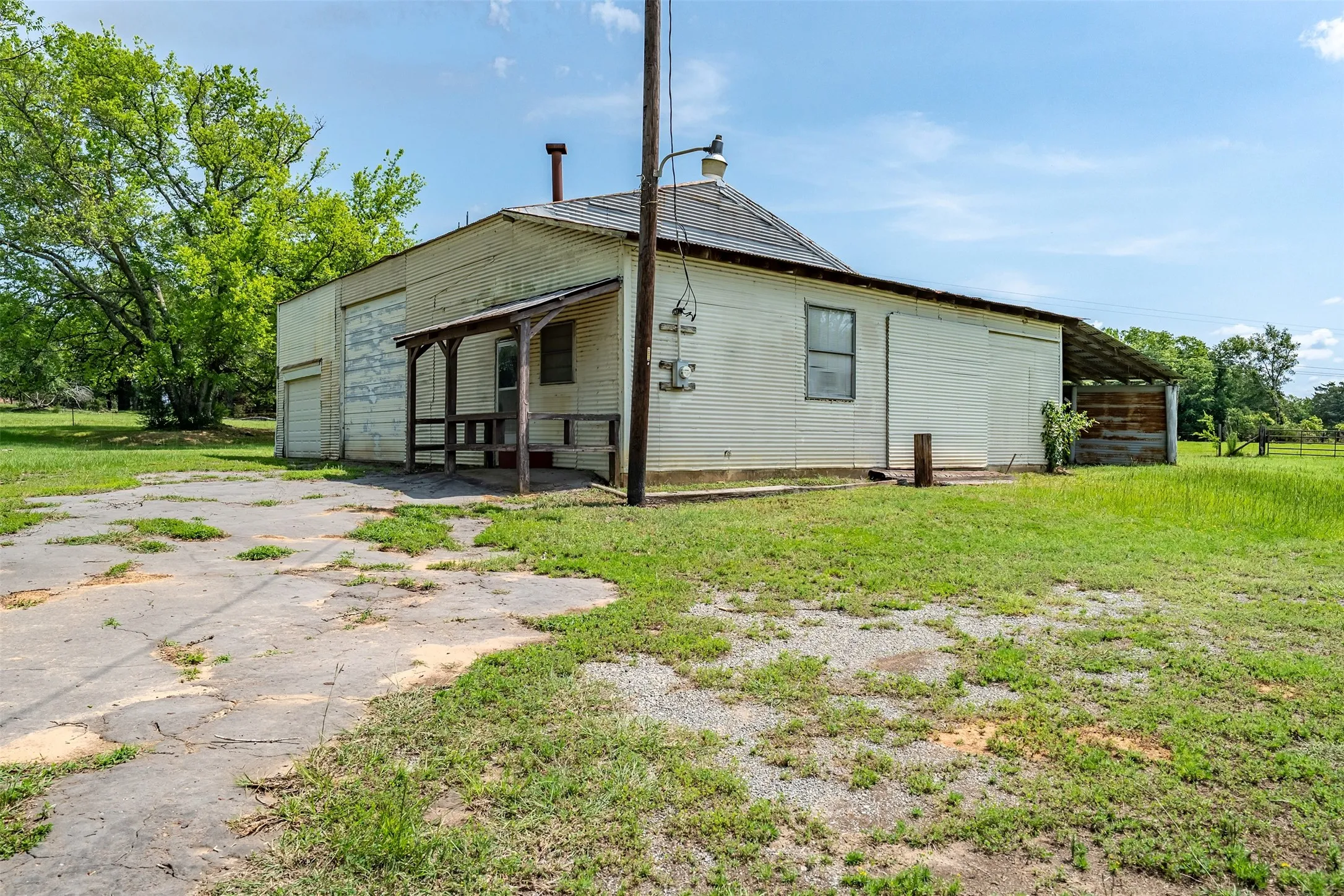 Single Family Residence For Sale in Wood County , 3015 E US Highway 80, Mineola, Texas 75773, 3 Bedroom, 2 Bathroom, 2 Garage spaces, 1,476 Sqft, built in 1970, mls#21287321, Real Estate Agent in Mineola, Homes For Sale in Wood county, Homes For Sale in Mineola, Realtor in Mineola Texas, Real Estate Brokerage Independent Realty Texas, Luminita Cordes Realtor