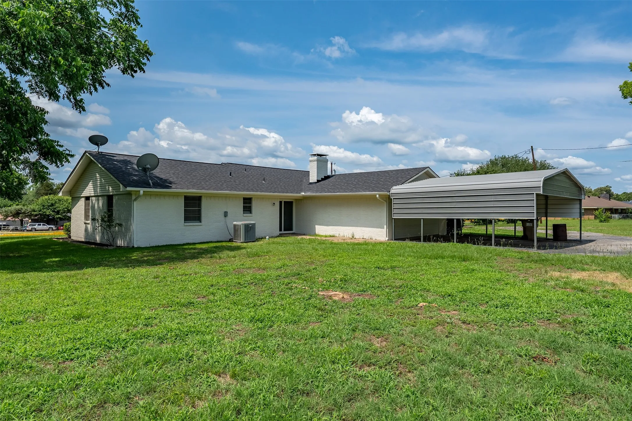 Single Family Residence For Sale in Wood County , 3015 E US Highway 80, Mineola, Texas 75773, 3 Bedroom, 2 Bathroom, 2 Garage spaces, 1,476 Sqft, built in 1970, mls#21287321, Real Estate Agent in Mineola, Homes For Sale in Wood county, Homes For Sale in Mineola, Realtor in Mineola Texas, Real Estate Brokerage Independent Realty Texas, Luminita Cordes Realtor