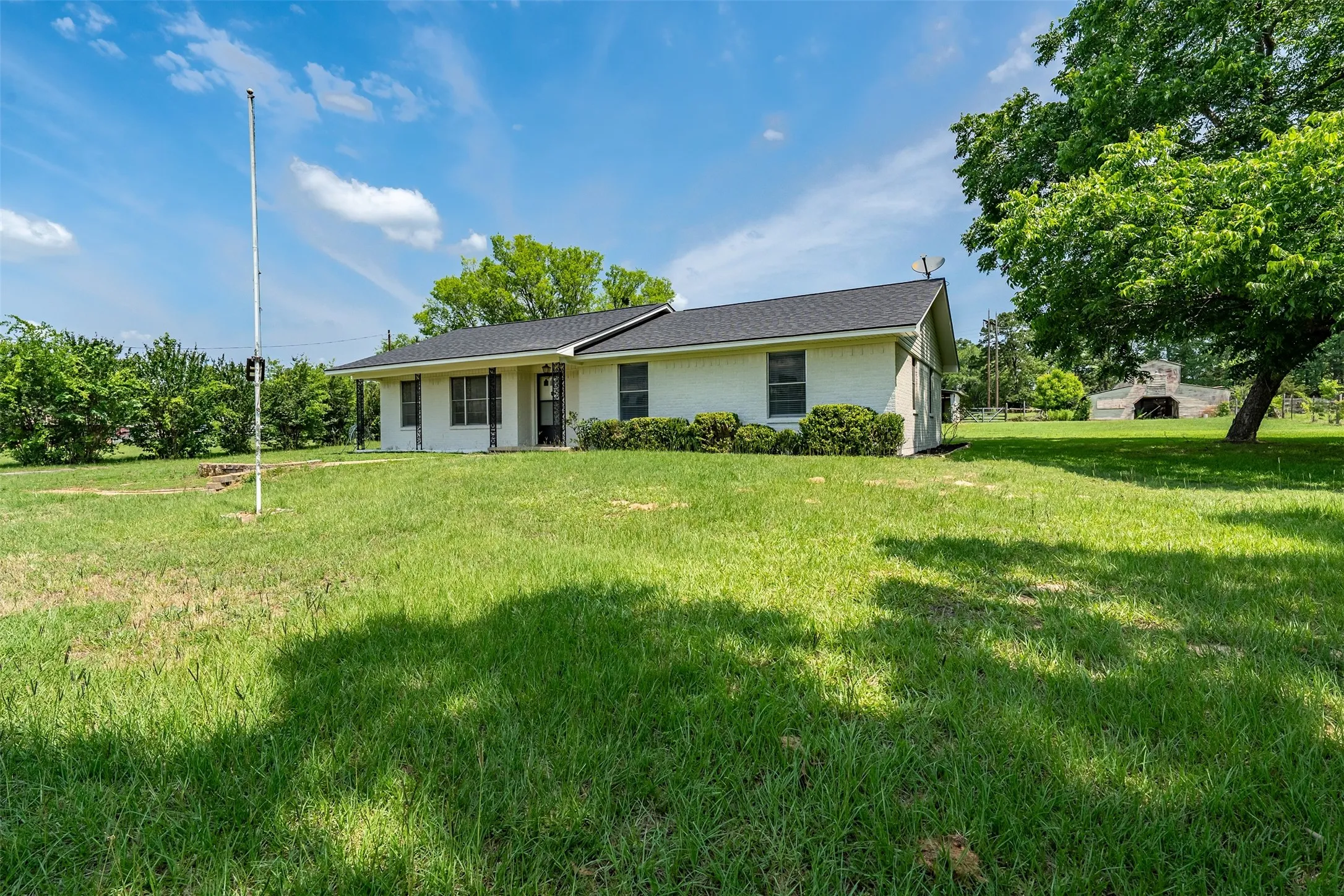 Single Family Residence For Sale in Wood County , 3015 E US Highway 80, Mineola, Texas 75773, 3 Bedroom, 2 Bathroom, 2 Garage spaces, 1,476 Sqft, built in 1970, mls#21287321, Real Estate Agent in Mineola, Homes For Sale in Wood county, Homes For Sale in Mineola, Realtor in Mineola Texas, Real Estate Brokerage Independent Realty Texas, Luminita Cordes Realtor
