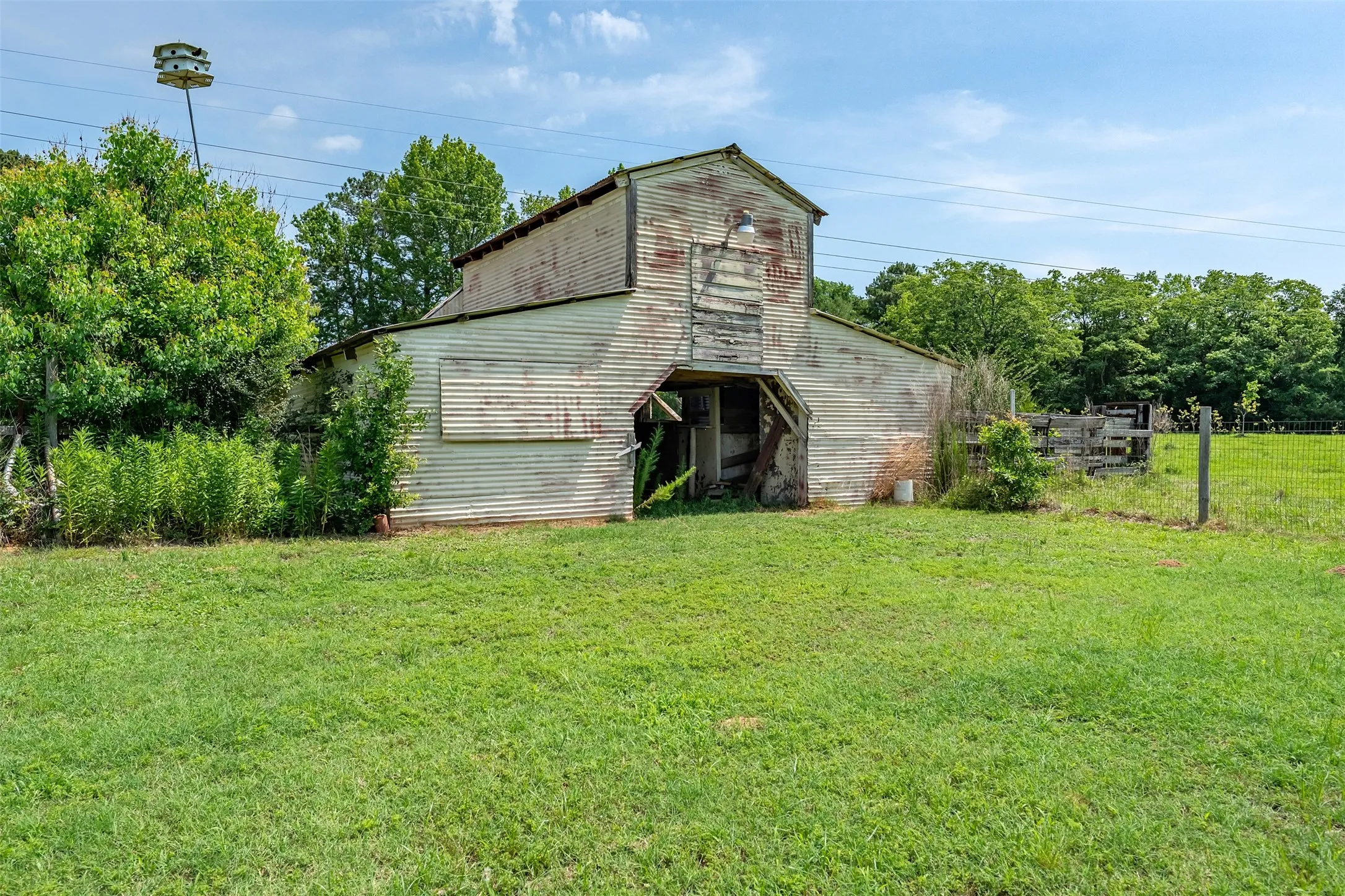 Single Family Residence For Sale in Wood County , 3015 E US Highway 80, Mineola, Texas 75773, 3 Bedroom, 2 Bathroom, 2 Garage spaces, 1,476 Sqft, built in 1970, mls#21287321, Real Estate Agent in Mineola, Homes For Sale in Wood county, Homes For Sale in Mineola, Realtor in Mineola Texas, Real Estate Brokerage Independent Realty Texas, Luminita Cordes Realtor