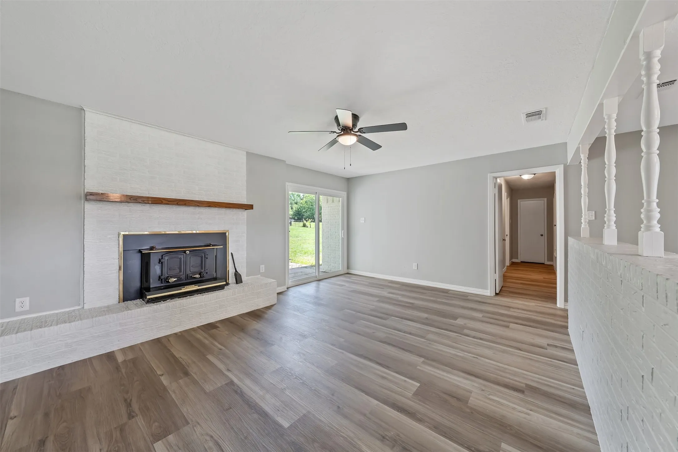 Single Family Residence For Sale in Wood County , 3015 E US Highway 80, Mineola, Texas 75773, 3 Bedroom, 2 Bathroom, 2 Garage spaces, 1,476 Sqft, built in 1970, mls#21287321, Real Estate Agent in Mineola, Homes For Sale in Wood county, Homes For Sale in Mineola, Realtor in Mineola Texas, Real Estate Brokerage Independent Realty Texas, Luminita Cordes Realtor