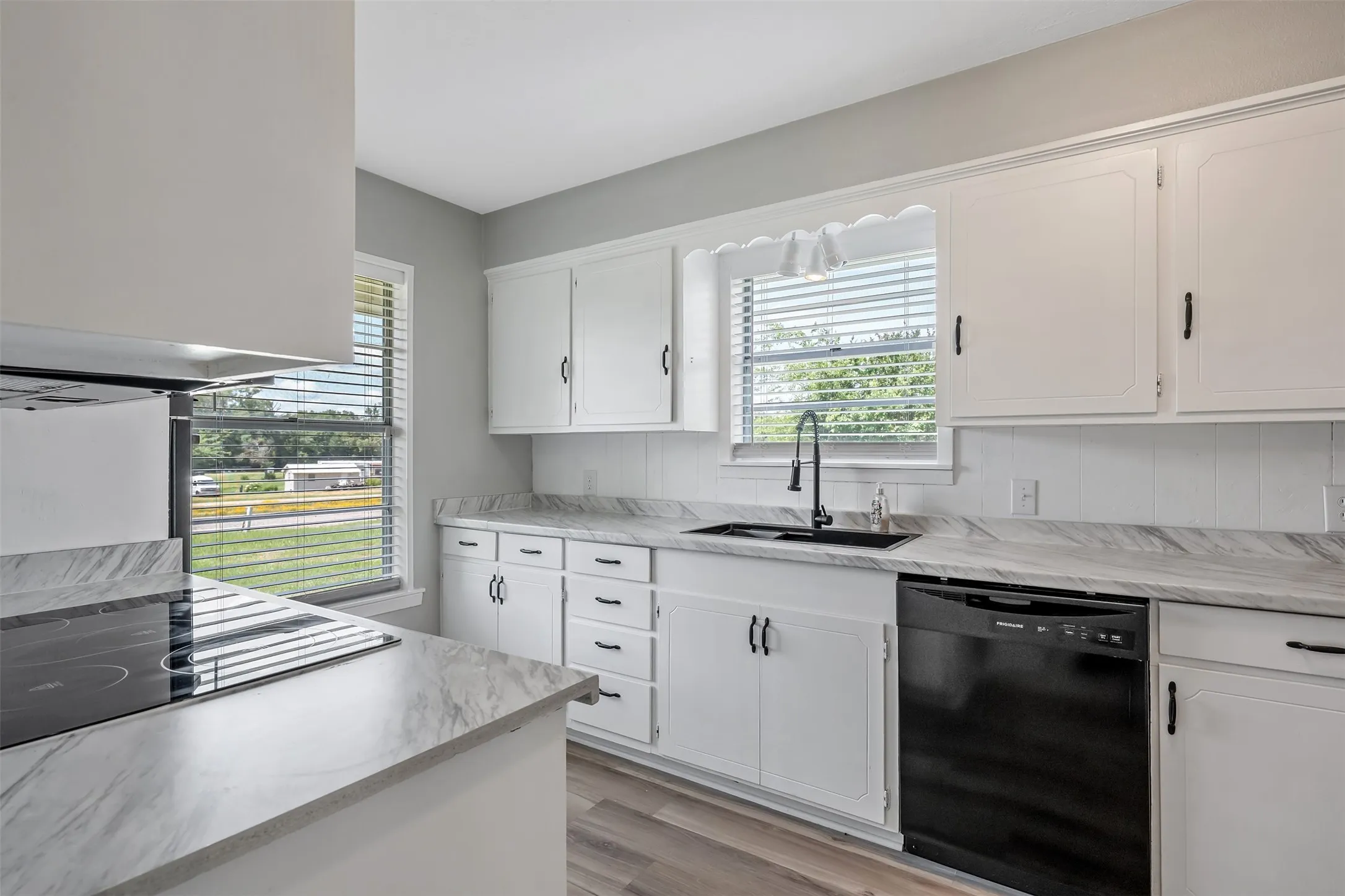 Single Family Residence For Sale in Wood County , 3015 E US Highway 80, Mineola, Texas 75773, 3 Bedroom, 2 Bathroom, 2 Garage spaces, 1,476 Sqft, built in 1970, mls#21287321, Real Estate Agent in Mineola, Homes For Sale in Wood county, Homes For Sale in Mineola, Realtor in Mineola Texas, Real Estate Brokerage Independent Realty Texas, Luminita Cordes Realtor
