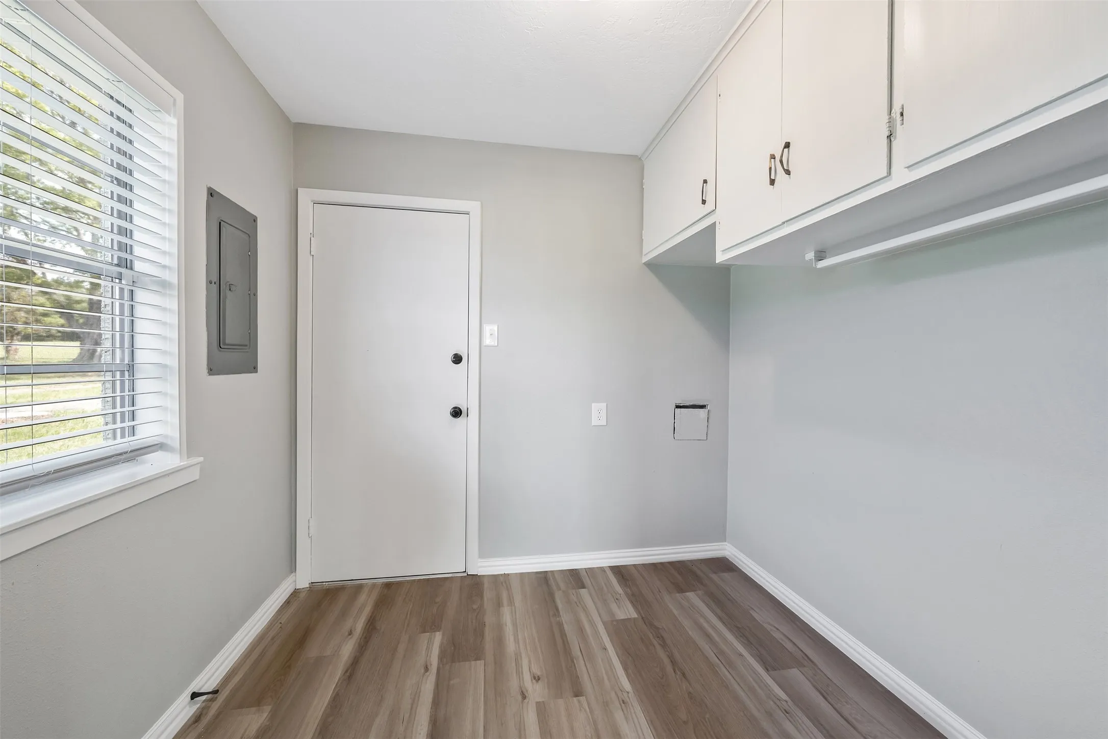 Single Family Residence For Sale in Wood County , 3015 E US Highway 80, Mineola, Texas 75773, 3 Bedroom, 2 Bathroom, 2 Garage spaces, 1,476 Sqft, built in 1970, mls#21287321, Real Estate Agent in Mineola, Homes For Sale in Wood county, Homes For Sale in Mineola, Realtor in Mineola Texas, Real Estate Brokerage Independent Realty Texas, Luminita Cordes Realtor