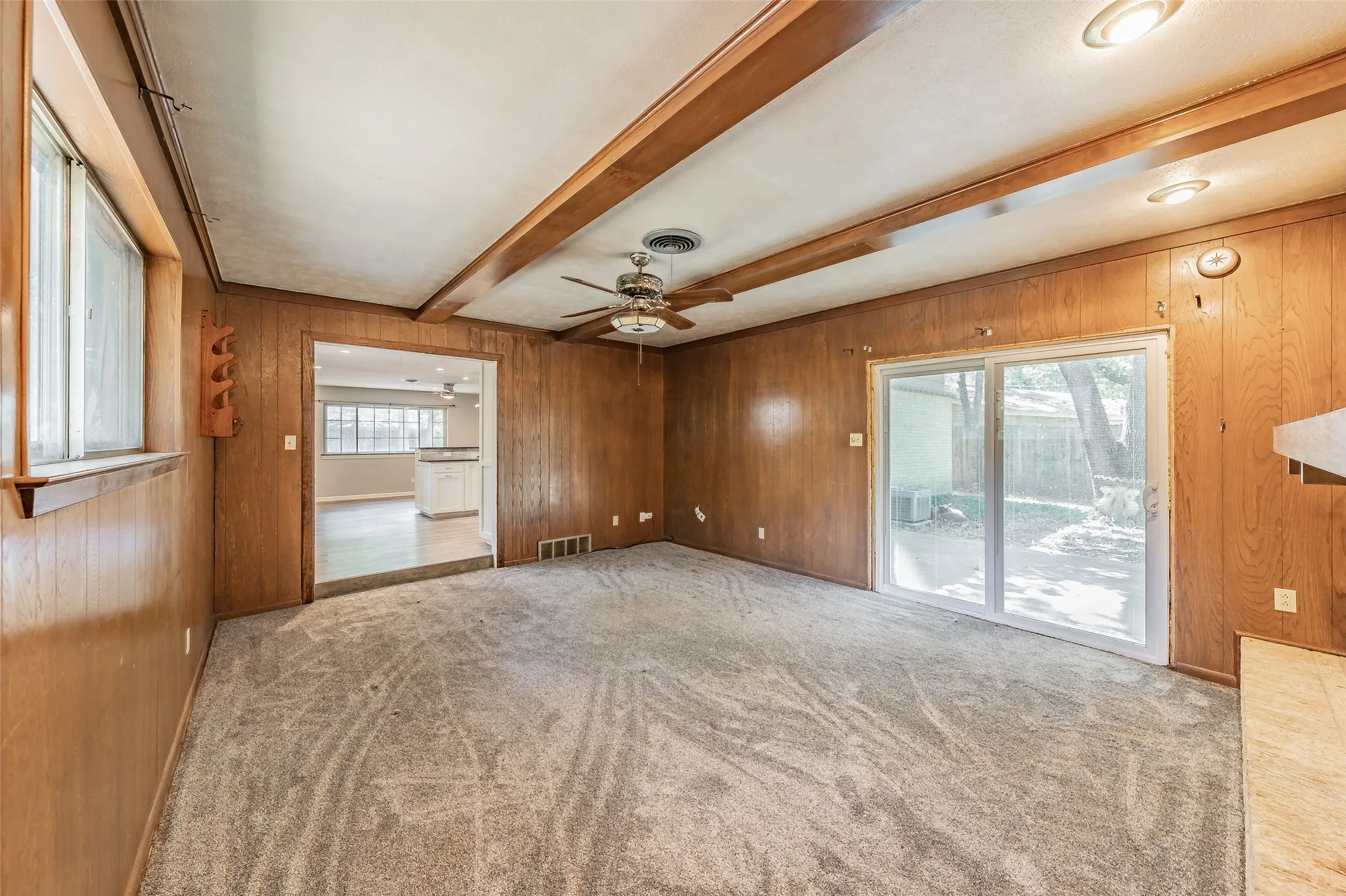 Single Family Residence For Sale in Tarrant County , 524 Buffalo Drive, Arlington, Texas 76013, 4 Bedroom, 2 Bathroom, 2 Garage spaces, 2,116 Sqft, built in 1963, mls#21287325, Real Estate Agent in Arlington, Homes For Sale in Tarrant county, Homes For Sale in Arlington, Realtor in Arlington Texas, Real Estate Brokerage Independent Realty Texas, Luminita Cordes Realtor