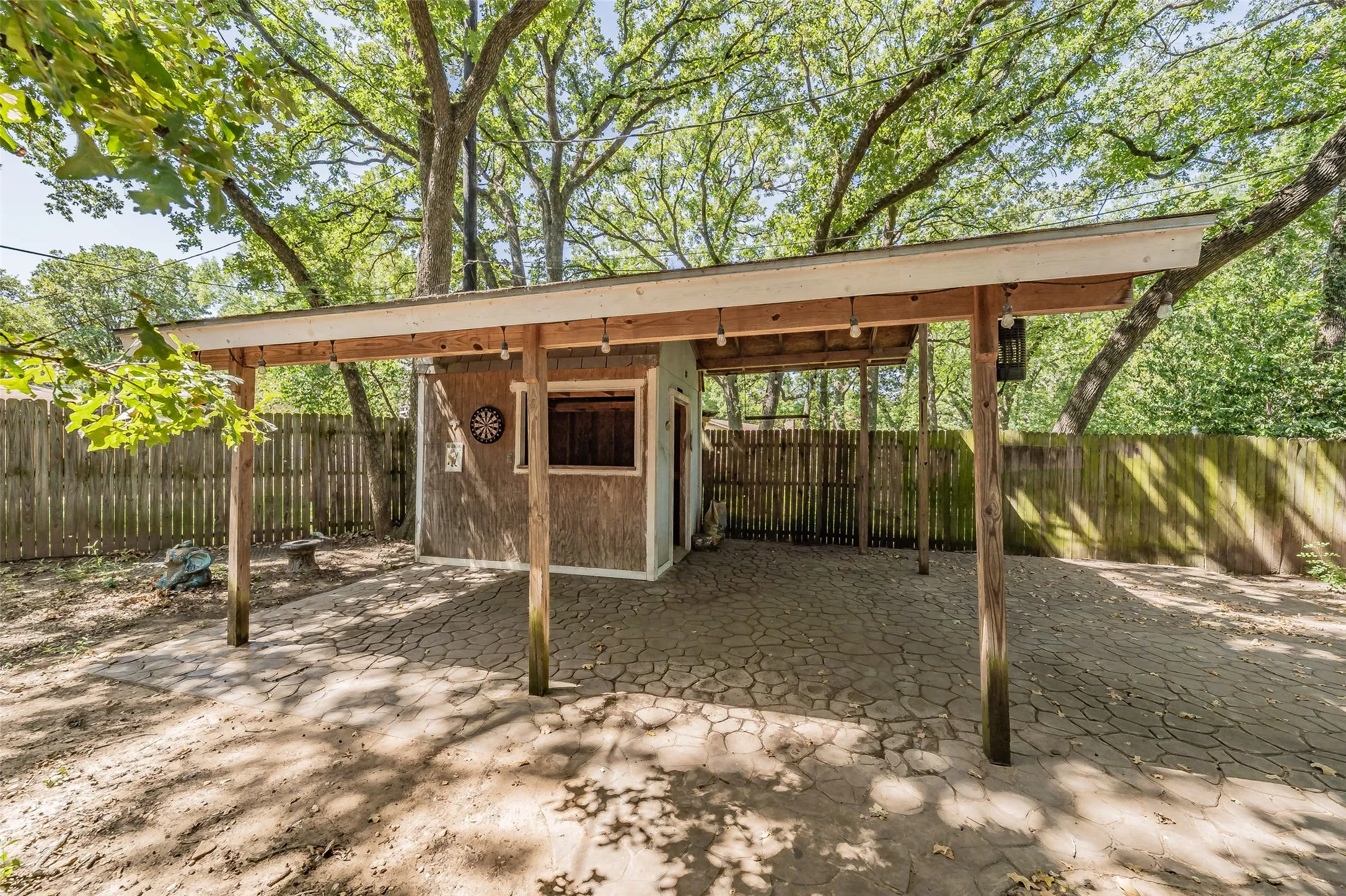 Single Family Residence For Sale in Tarrant County , 524 Buffalo Drive, Arlington, Texas 76013, 4 Bedroom, 2 Bathroom, 2 Garage spaces, 2,116 Sqft, built in 1963, mls#21287325, Real Estate Agent in Arlington, Homes For Sale in Tarrant county, Homes For Sale in Arlington, Realtor in Arlington Texas, Real Estate Brokerage Independent Realty Texas, Luminita Cordes Realtor