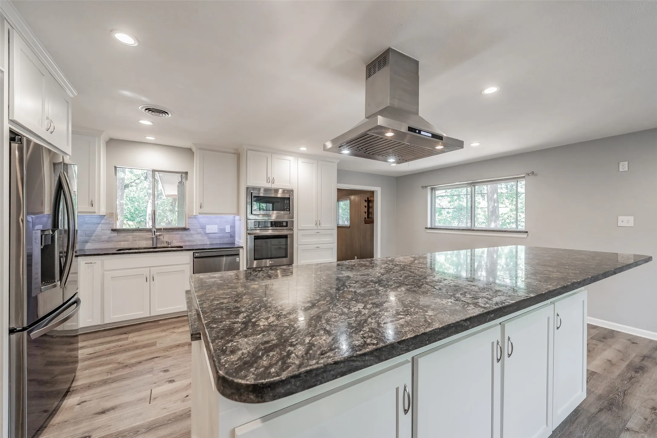 Single Family Residence For Sale in Tarrant County , 524 Buffalo Drive, Arlington, Texas 76013, 4 Bedroom, 2 Bathroom, 2 Garage spaces, 2,116 Sqft, built in 1963, mls#21287325, Real Estate Agent in Arlington, Homes For Sale in Tarrant county, Homes For Sale in Arlington, Realtor in Arlington Texas, Real Estate Brokerage Independent Realty Texas, Luminita Cordes Realtor