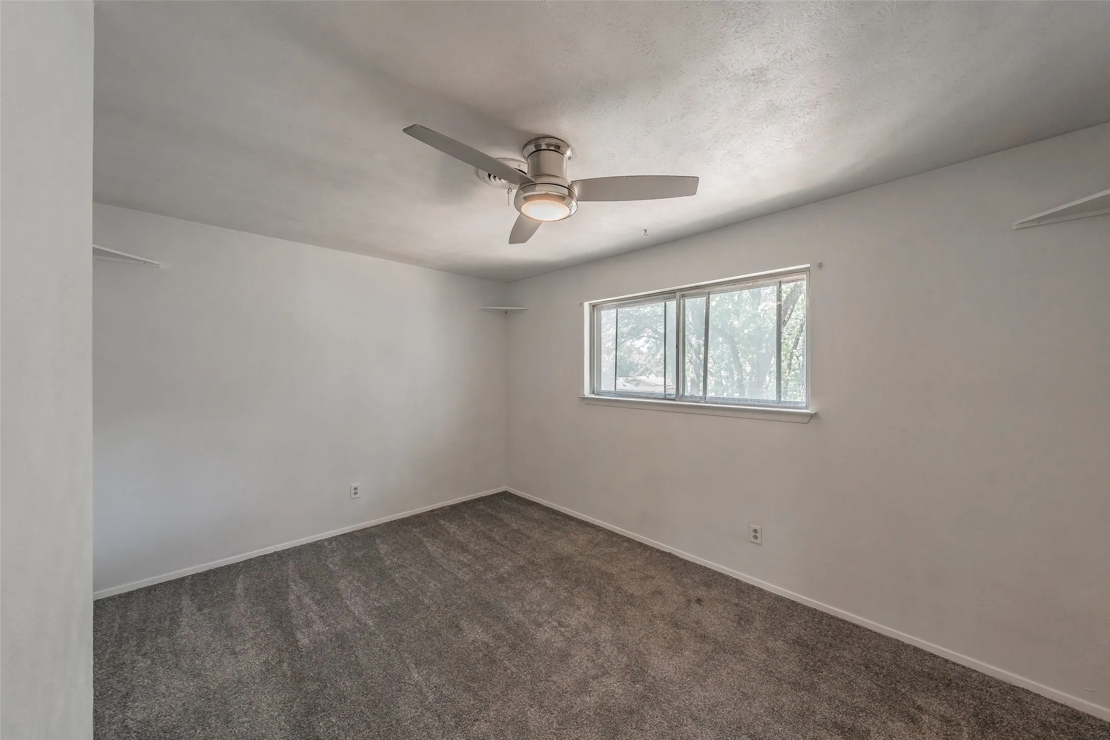 Single Family Residence For Sale in Tarrant County , 524 Buffalo Drive, Arlington, Texas 76013, 4 Bedroom, 2 Bathroom, 2 Garage spaces, 2,116 Sqft, built in 1963, mls#21287325, Real Estate Agent in Arlington, Homes For Sale in Tarrant county, Homes For Sale in Arlington, Realtor in Arlington Texas, Real Estate Brokerage Independent Realty Texas, Luminita Cordes Realtor