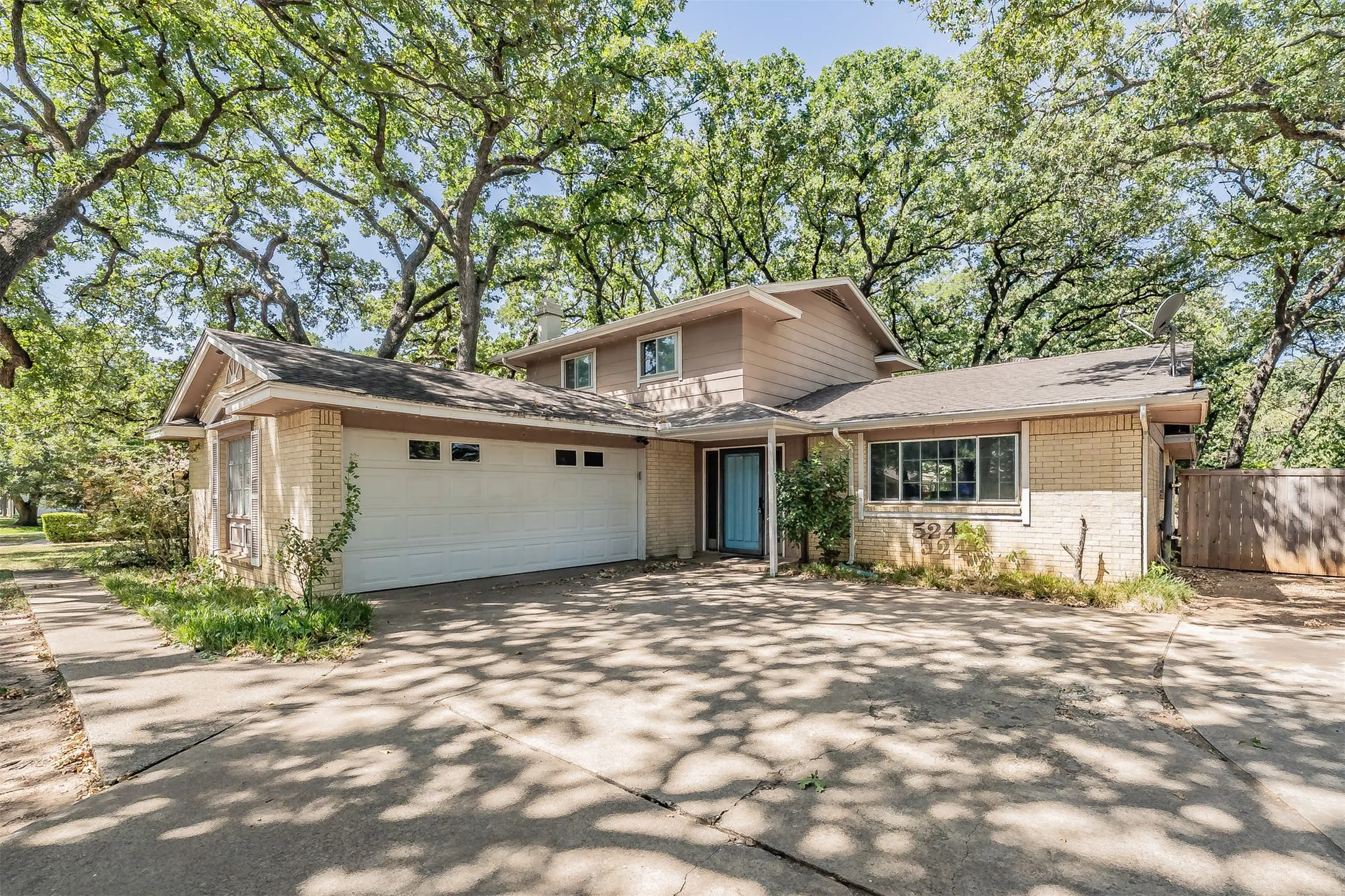 Single Family Residence For Sale in Tarrant County , 524 Buffalo Drive, Arlington, Texas 76013, 4 Bedroom, 2 Bathroom, 2 Garage spaces, 2,116 Sqft, built in 1963, mls#21287325, Real Estate Agent in Arlington, Homes For Sale in Tarrant county, Homes For Sale in Arlington, Realtor in Arlington Texas, Real Estate Brokerage Independent Realty Texas, Luminita Cordes Realtor