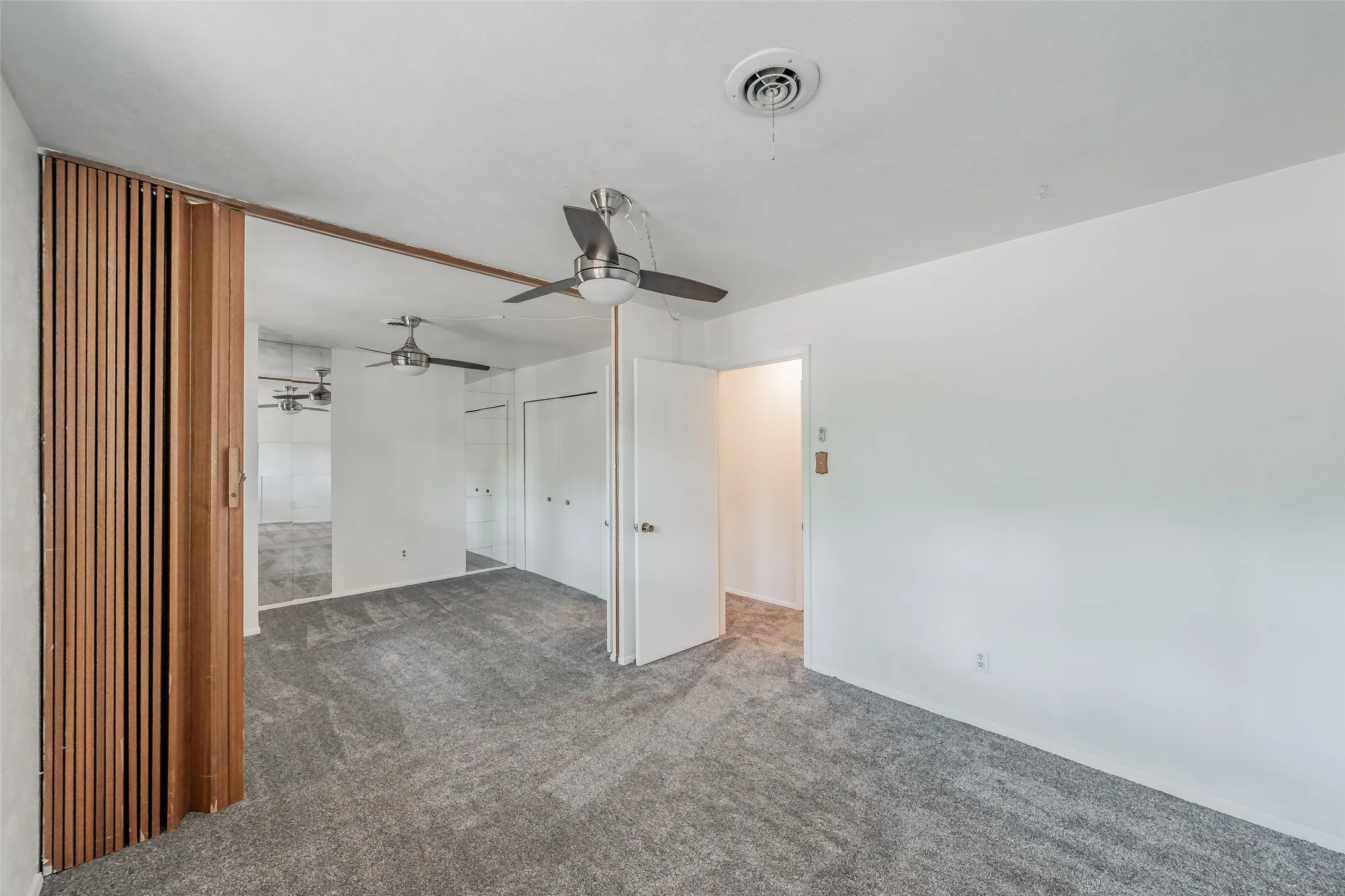 Single Family Residence For Sale in Tarrant County , 524 Buffalo Drive, Arlington, Texas 76013, 4 Bedroom, 2 Bathroom, 2 Garage spaces, 2,116 Sqft, built in 1963, mls#21287325, Real Estate Agent in Arlington, Homes For Sale in Tarrant county, Homes For Sale in Arlington, Realtor in Arlington Texas, Real Estate Brokerage Independent Realty Texas, Luminita Cordes Realtor