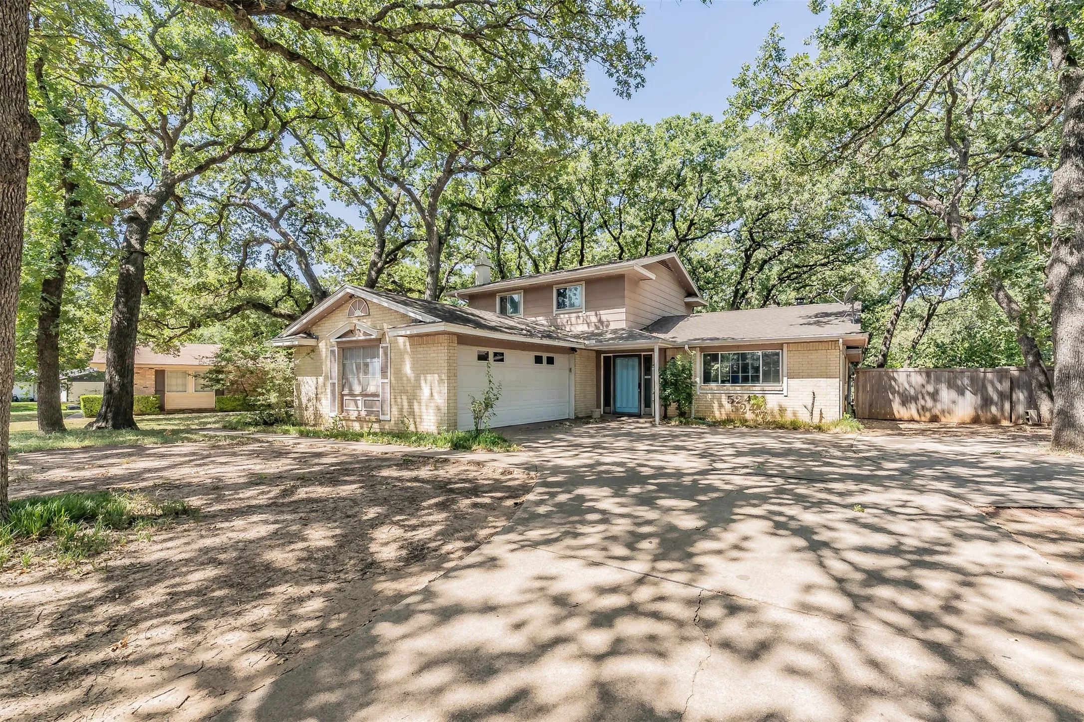 Single Family Residence For Sale in Tarrant County , 524 Buffalo Drive, Arlington, Texas 76013, 4 Bedroom, 2 Bathroom, 2 Garage spaces, 2,116 Sqft, built in 1963, mls#21287325, Real Estate Agent in Arlington, Homes For Sale in Tarrant county, Homes For Sale in Arlington, Realtor in Arlington Texas, Real Estate Brokerage Independent Realty Texas, Luminita Cordes Realtor
