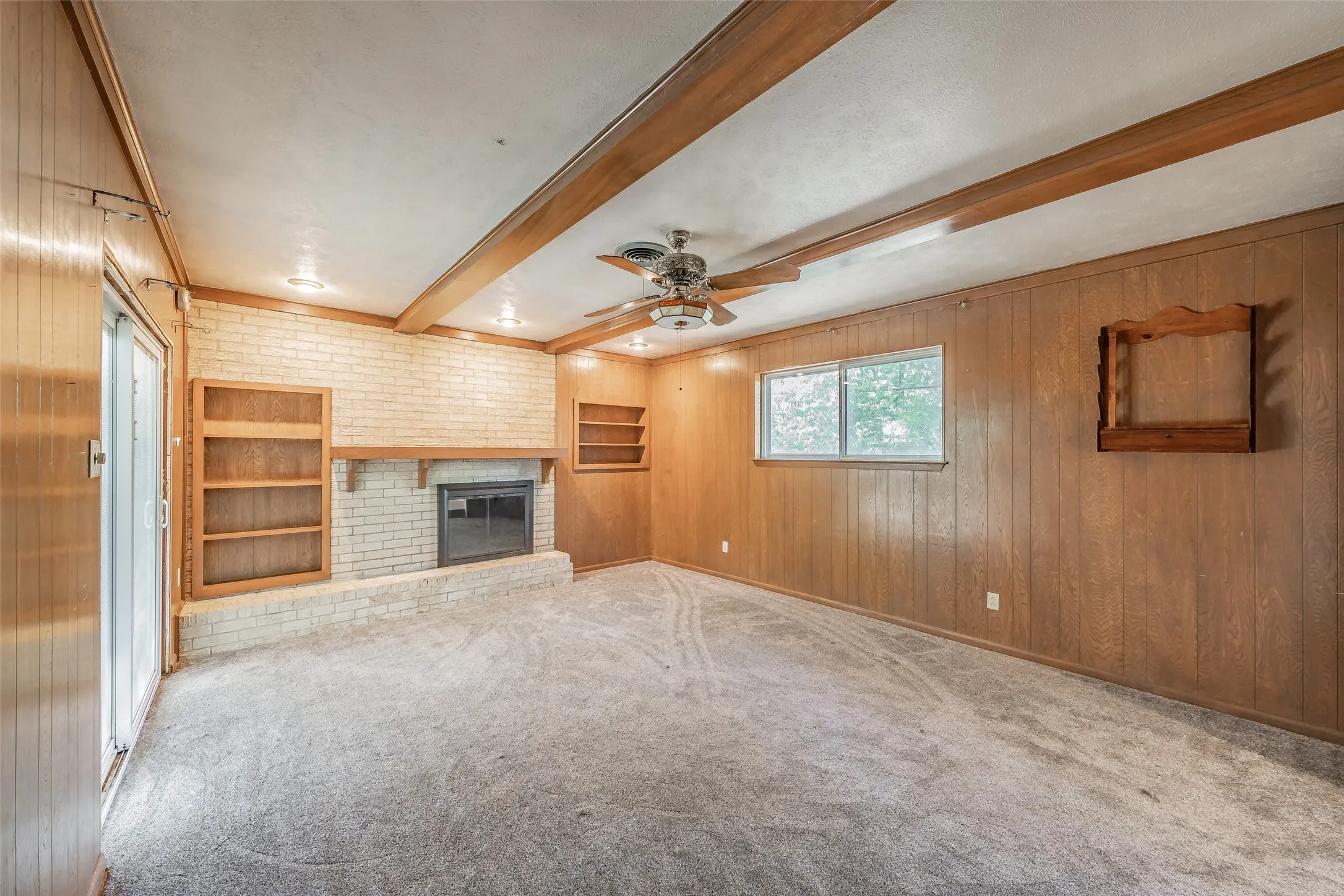 Single Family Residence For Sale in Tarrant County , 524 Buffalo Drive, Arlington, Texas 76013, 4 Bedroom, 2 Bathroom, 2 Garage spaces, 2,116 Sqft, built in 1963, mls#21287325, Real Estate Agent in Arlington, Homes For Sale in Tarrant county, Homes For Sale in Arlington, Realtor in Arlington Texas, Real Estate Brokerage Independent Realty Texas, Luminita Cordes Realtor