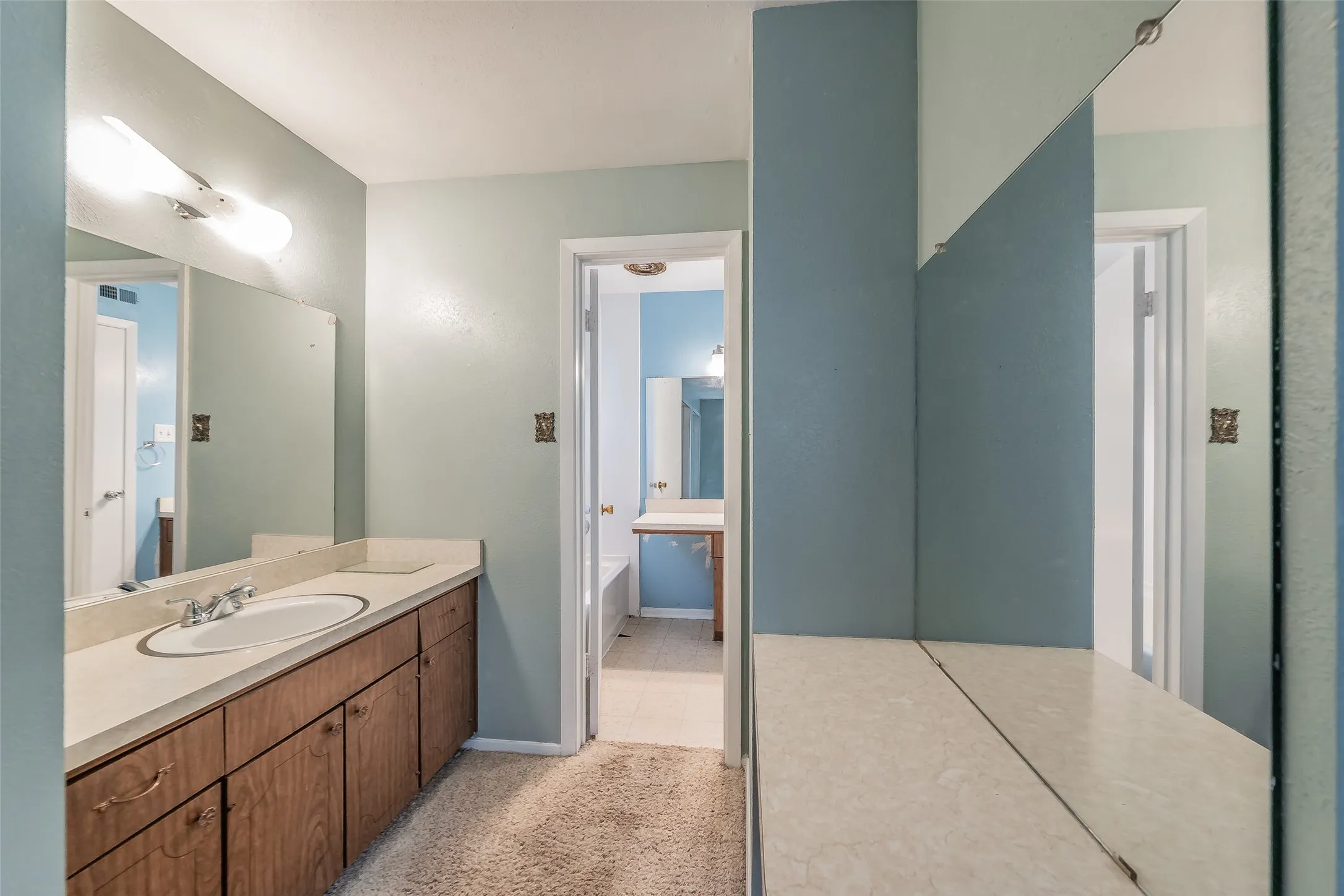 Single Family Residence For Sale in Tarrant County , 524 Buffalo Drive, Arlington, Texas 76013, 4 Bedroom, 2 Bathroom, 2 Garage spaces, 2,116 Sqft, built in 1963, mls#21287325, Real Estate Agent in Arlington, Homes For Sale in Tarrant county, Homes For Sale in Arlington, Realtor in Arlington Texas, Real Estate Brokerage Independent Realty Texas, Luminita Cordes Realtor