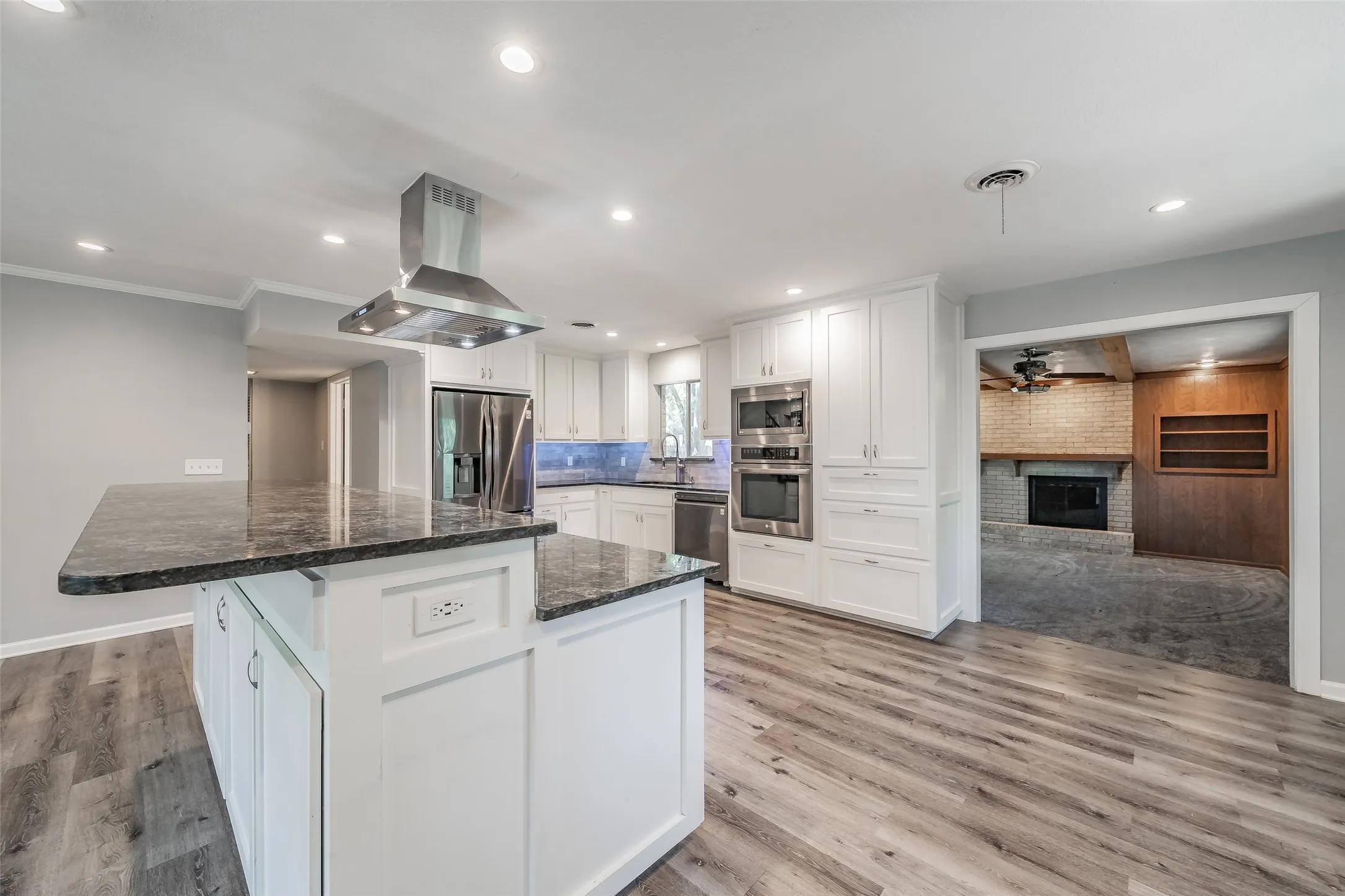 Single Family Residence For Sale in Tarrant County , 524 Buffalo Drive, Arlington, Texas 76013, 4 Bedroom, 2 Bathroom, 2 Garage spaces, 2,116 Sqft, built in 1963, mls#21287325, Real Estate Agent in Arlington, Homes For Sale in Tarrant county, Homes For Sale in Arlington, Realtor in Arlington Texas, Real Estate Brokerage Independent Realty Texas, Luminita Cordes Realtor