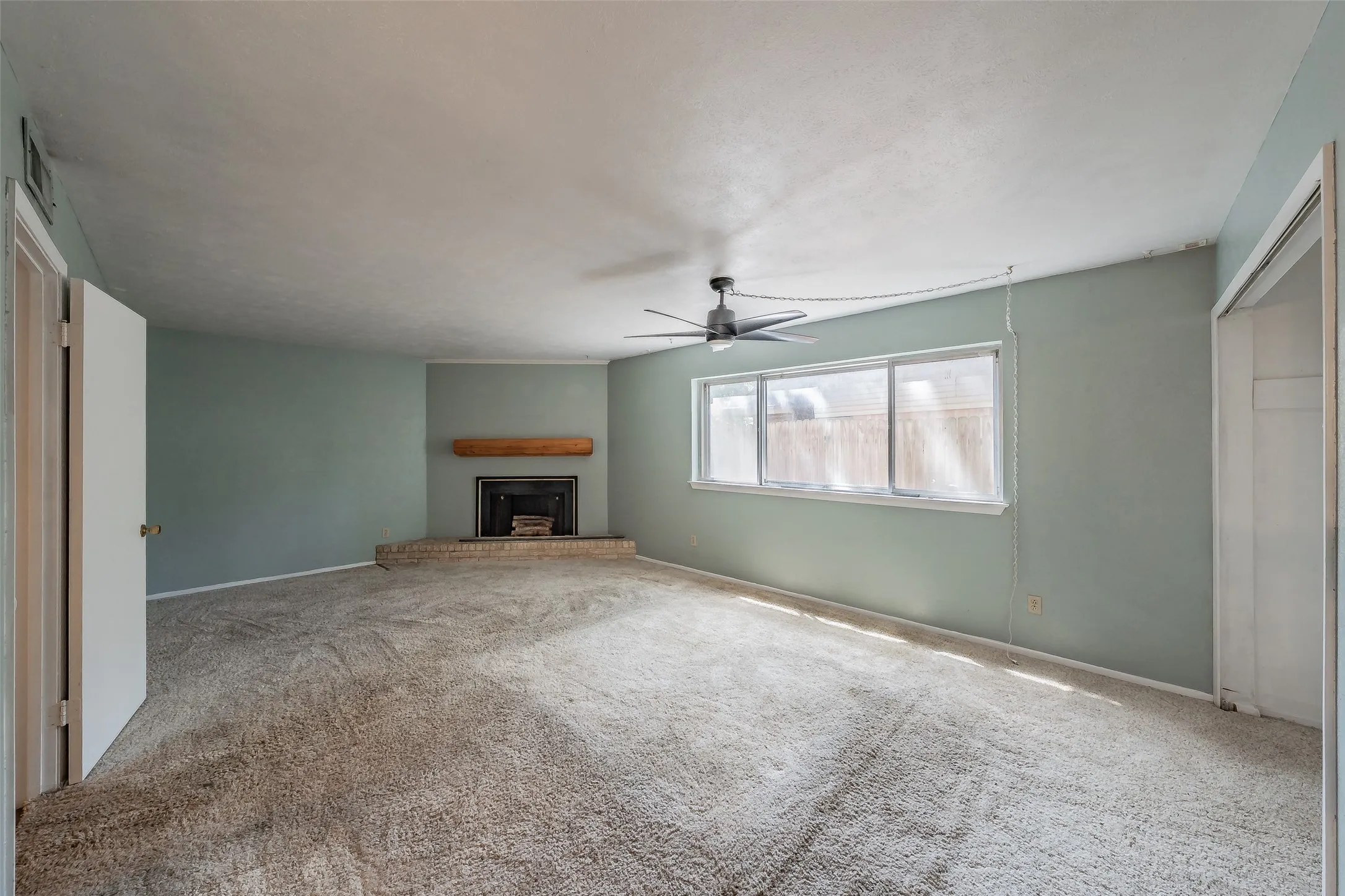 Single Family Residence For Sale in Tarrant County , 524 Buffalo Drive, Arlington, Texas 76013, 4 Bedroom, 2 Bathroom, 2 Garage spaces, 2,116 Sqft, built in 1963, mls#21287325, Real Estate Agent in Arlington, Homes For Sale in Tarrant county, Homes For Sale in Arlington, Realtor in Arlington Texas, Real Estate Brokerage Independent Realty Texas, Luminita Cordes Realtor