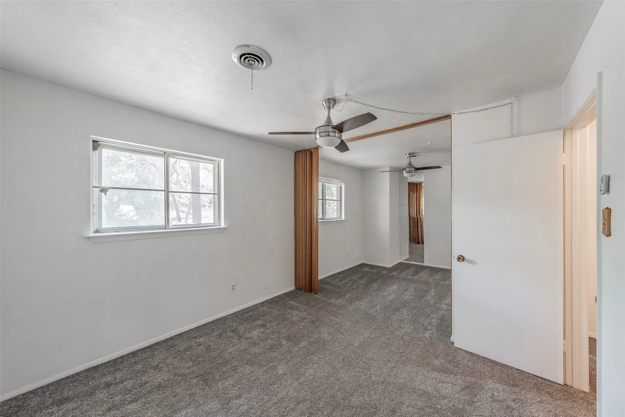 Single Family Residence For Sale in Tarrant County , 524 Buffalo Drive, Arlington, Texas 76013, 4 Bedroom, 2 Bathroom, 2 Garage spaces, 2,116 Sqft, built in 1963, mls#21287325, Real Estate Agent in Arlington, Homes For Sale in Tarrant county, Homes For Sale in Arlington, Realtor in Arlington Texas, Real Estate Brokerage Independent Realty Texas, Luminita Cordes Realtor
