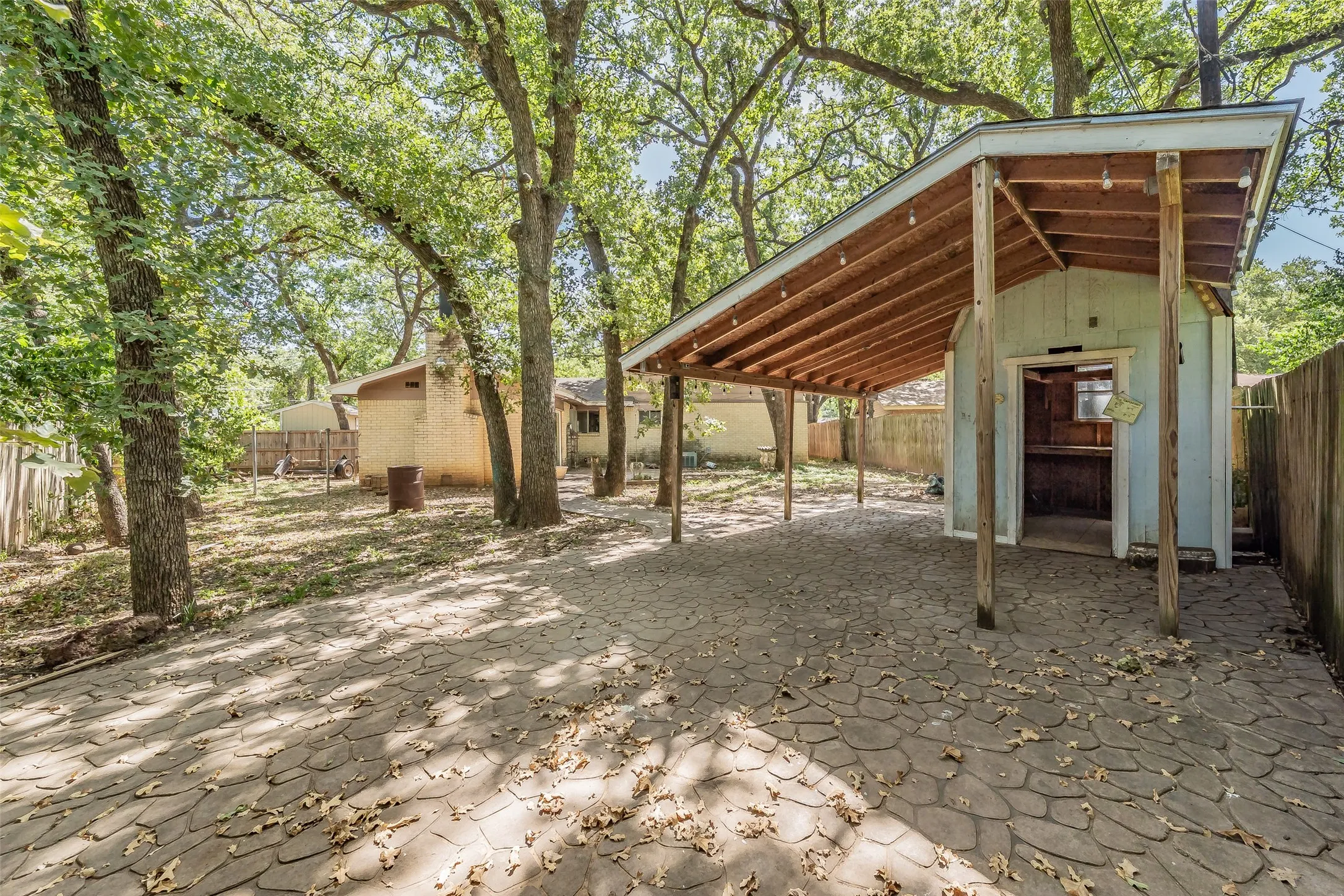 Single Family Residence For Sale in Tarrant County , 524 Buffalo Drive, Arlington, Texas 76013, 4 Bedroom, 2 Bathroom, 2 Garage spaces, 2,116 Sqft, built in 1963, mls#21287325, Real Estate Agent in Arlington, Homes For Sale in Tarrant county, Homes For Sale in Arlington, Realtor in Arlington Texas, Real Estate Brokerage Independent Realty Texas, Luminita Cordes Realtor