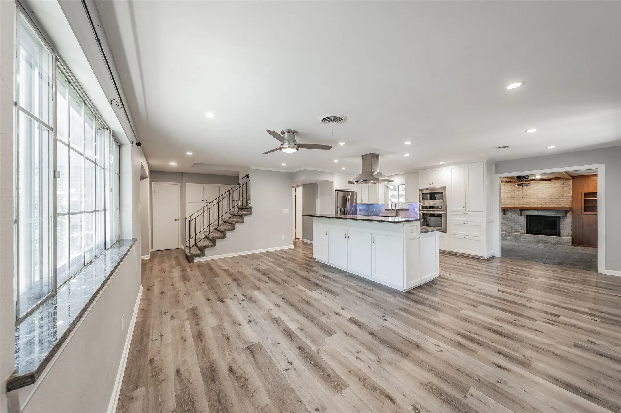 Single Family Residence For Sale in Tarrant County , 524 Buffalo Drive, Arlington, Texas 76013, 4 Bedroom, 2 Bathroom, 2 Garage spaces, 2,116 Sqft, built in 1963, mls#21287325, Real Estate Agent in Arlington, Homes For Sale in Tarrant county, Homes For Sale in Arlington, Realtor in Arlington Texas, Real Estate Brokerage Independent Realty Texas, Luminita Cordes Realtor