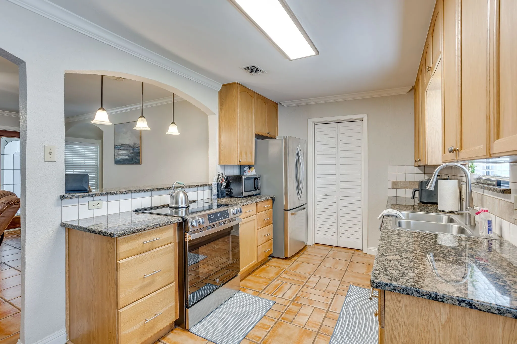 Single Family Residence For Sale in Parker County , 205 Scenic Drive, Aledo, Texas 76008, 3 Bedroom, 2 Bathroom, 2 Garage spaces, 1,296 Sqft, built in 1979, mls#21287237, Real Estate Agent in Aledo, Homes For Sale in Parker county, Homes For Sale in Aledo, Realtor in Aledo Texas, Real Estate Brokerage Independent Realty Texas, Luminita Cordes Realtor