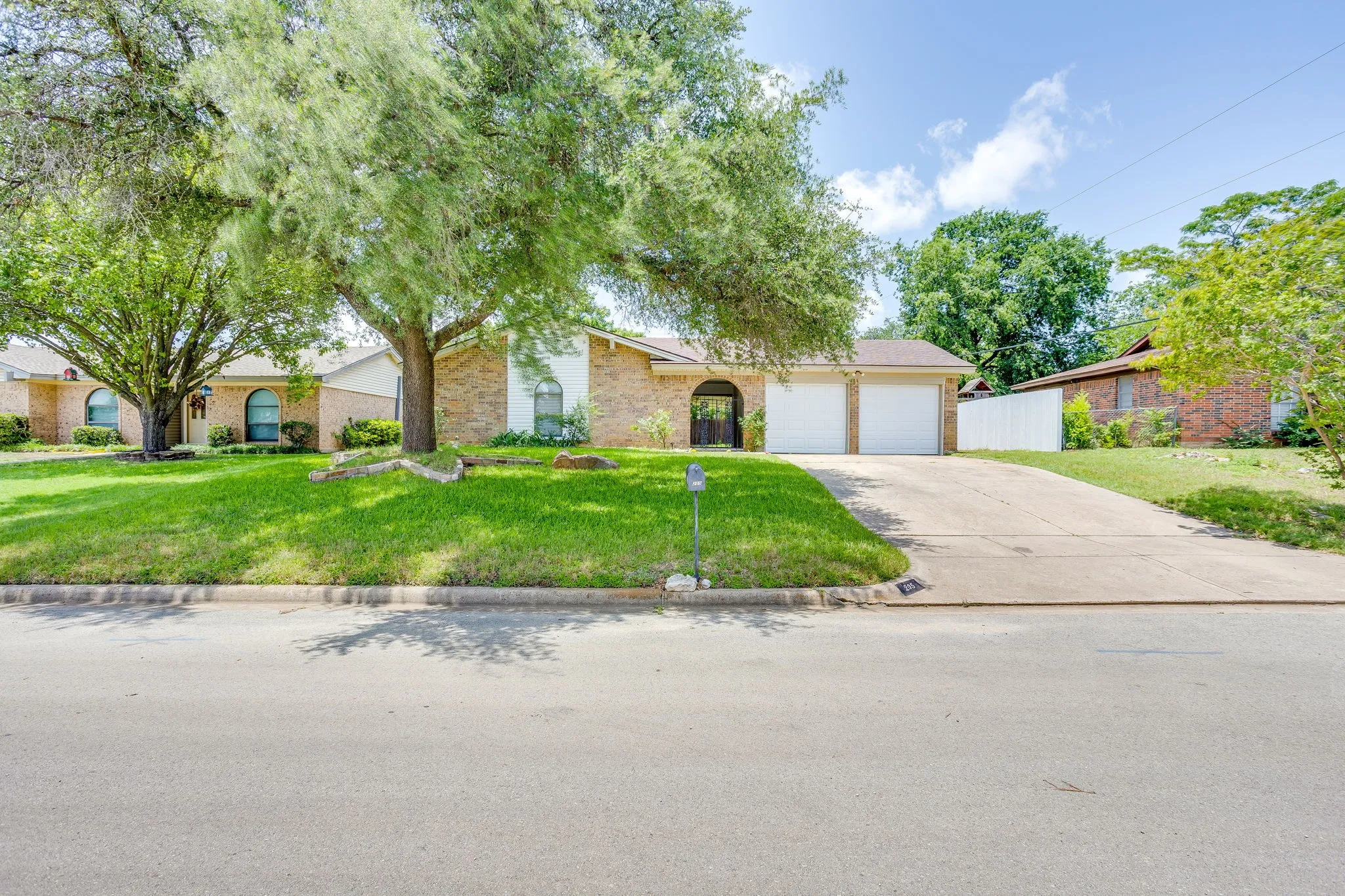 Single Family Residence For Sale in Parker County , 205 Scenic Drive, Aledo, Texas 76008, 3 Bedroom, 2 Bathroom, 2 Garage spaces, 1,296 Sqft, built in 1979, mls#21287237, Real Estate Agent in Aledo, Homes For Sale in Parker county, Homes For Sale in Aledo, Realtor in Aledo Texas, Real Estate Brokerage Independent Realty Texas, Luminita Cordes Realtor