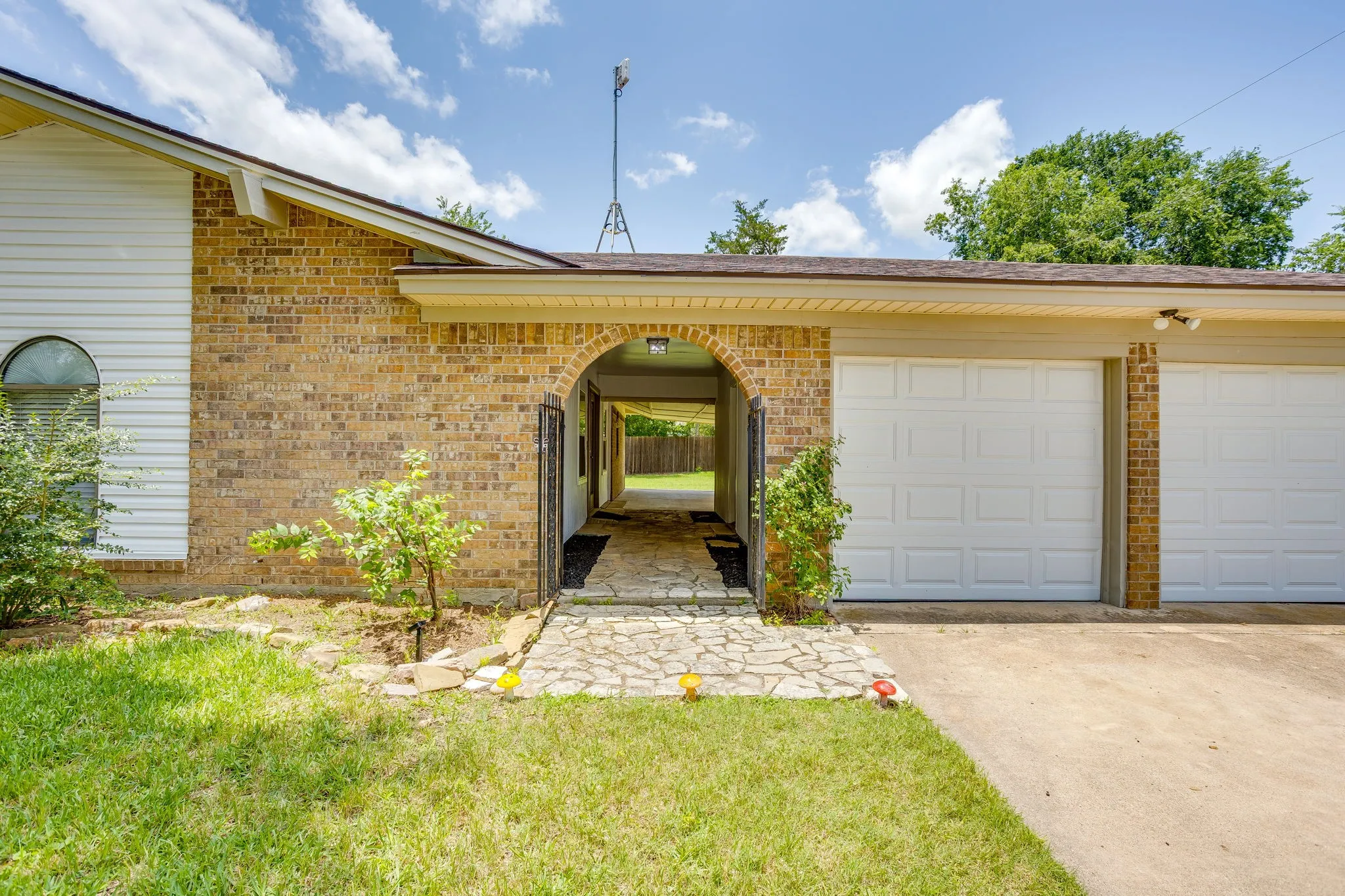 Single Family Residence For Sale in Parker County , 205 Scenic Drive, Aledo, Texas 76008, 3 Bedroom, 2 Bathroom, 2 Garage spaces, 1,296 Sqft, built in 1979, mls#21287237, Real Estate Agent in Aledo, Homes For Sale in Parker county, Homes For Sale in Aledo, Realtor in Aledo Texas, Real Estate Brokerage Independent Realty Texas, Luminita Cordes Realtor