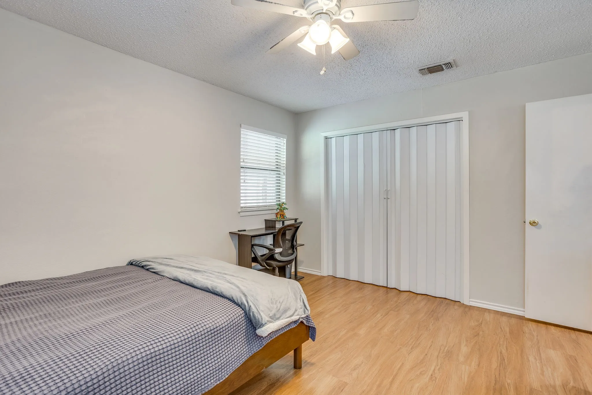 Single Family Residence For Sale in Parker County , 205 Scenic Drive, Aledo, Texas 76008, 3 Bedroom, 2 Bathroom, 2 Garage spaces, 1,296 Sqft, built in 1979, mls#21287237, Real Estate Agent in Aledo, Homes For Sale in Parker county, Homes For Sale in Aledo, Realtor in Aledo Texas, Real Estate Brokerage Independent Realty Texas, Luminita Cordes Realtor