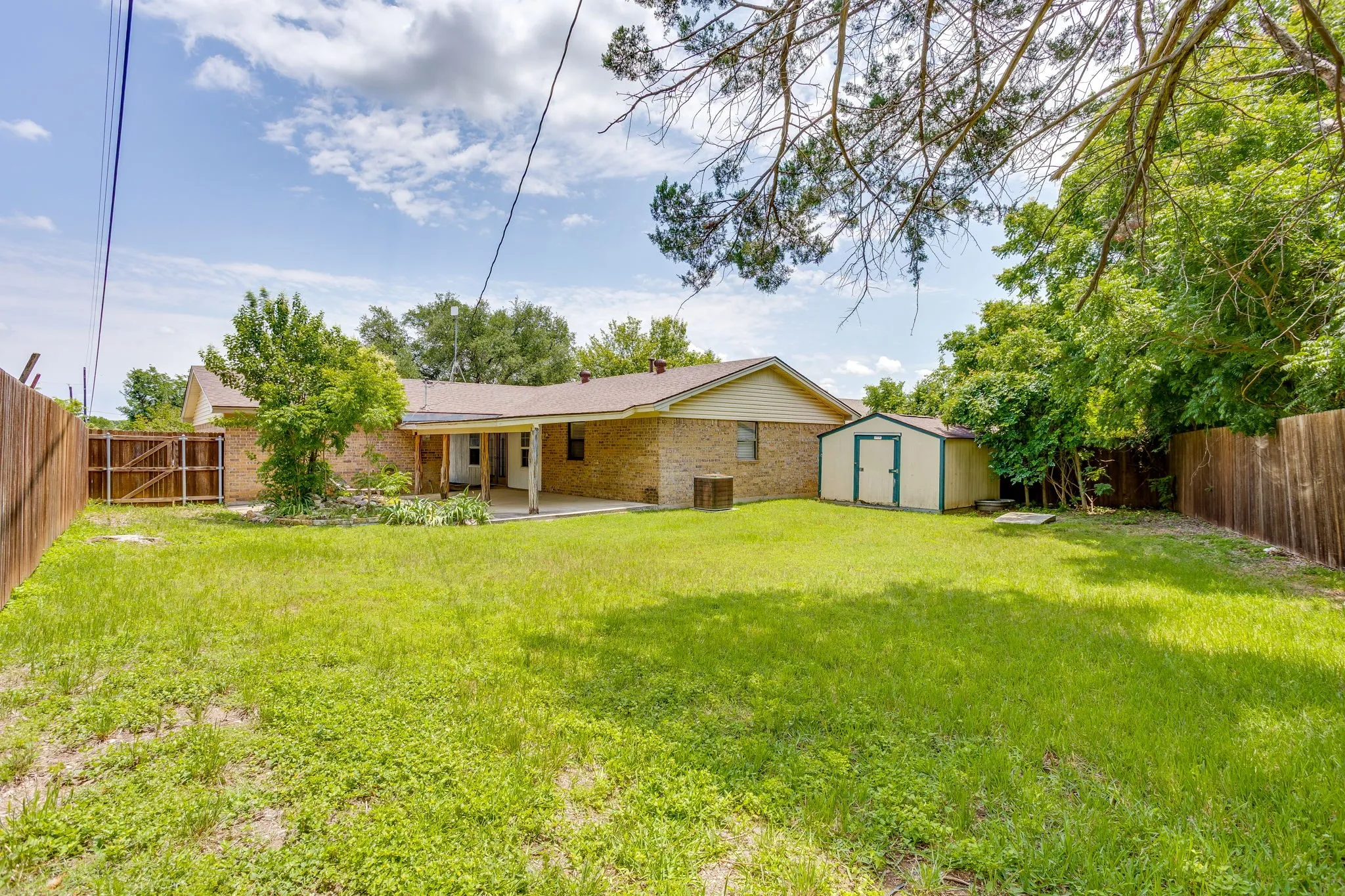 Single Family Residence For Sale in Parker County , 205 Scenic Drive, Aledo, Texas 76008, 3 Bedroom, 2 Bathroom, 2 Garage spaces, 1,296 Sqft, built in 1979, mls#21287237, Real Estate Agent in Aledo, Homes For Sale in Parker county, Homes For Sale in Aledo, Realtor in Aledo Texas, Real Estate Brokerage Independent Realty Texas, Luminita Cordes Realtor