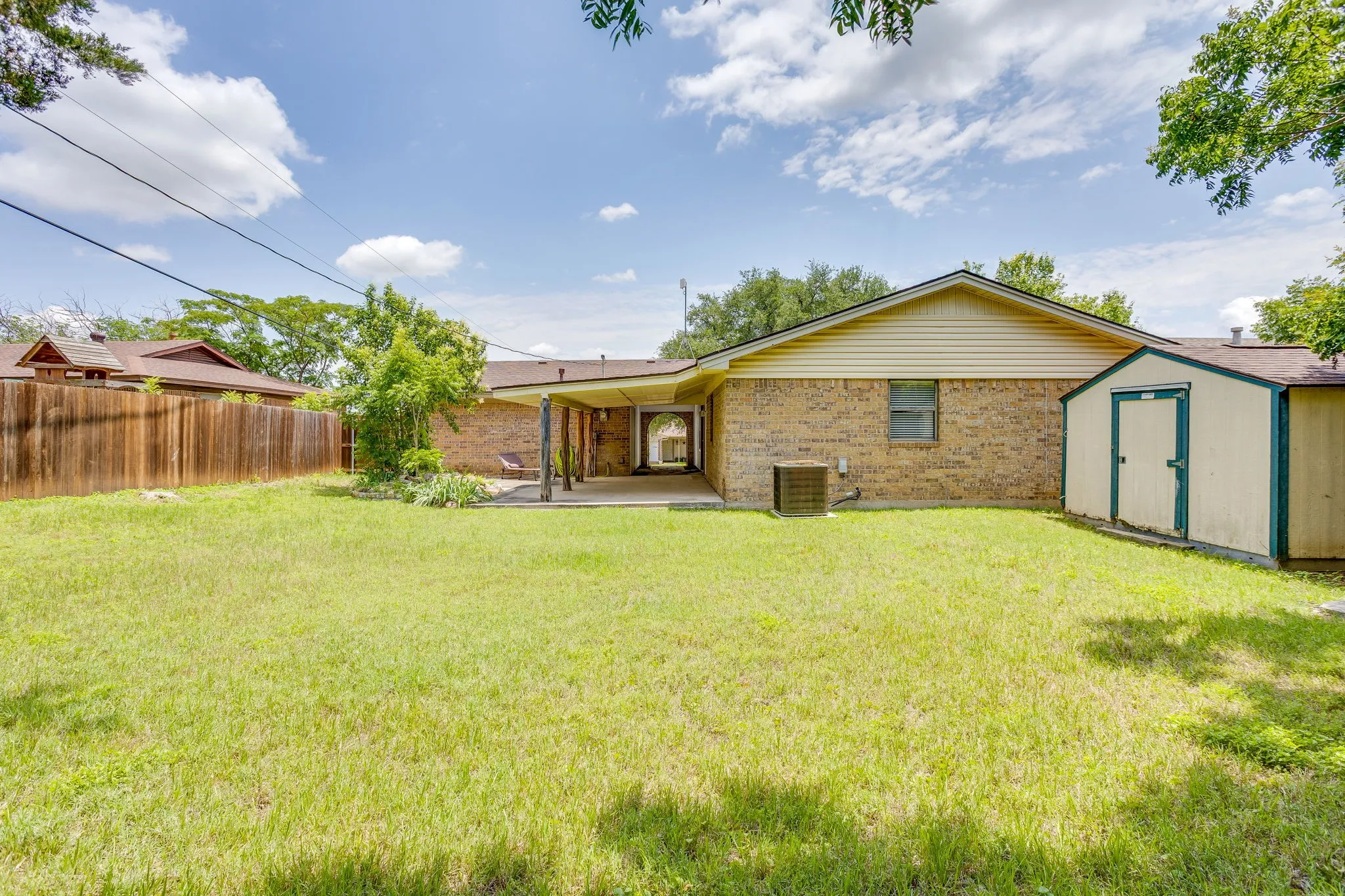 Single Family Residence For Sale in Parker County , 205 Scenic Drive, Aledo, Texas 76008, 3 Bedroom, 2 Bathroom, 2 Garage spaces, 1,296 Sqft, built in 1979, mls#21287237, Real Estate Agent in Aledo, Homes For Sale in Parker county, Homes For Sale in Aledo, Realtor in Aledo Texas, Real Estate Brokerage Independent Realty Texas, Luminita Cordes Realtor