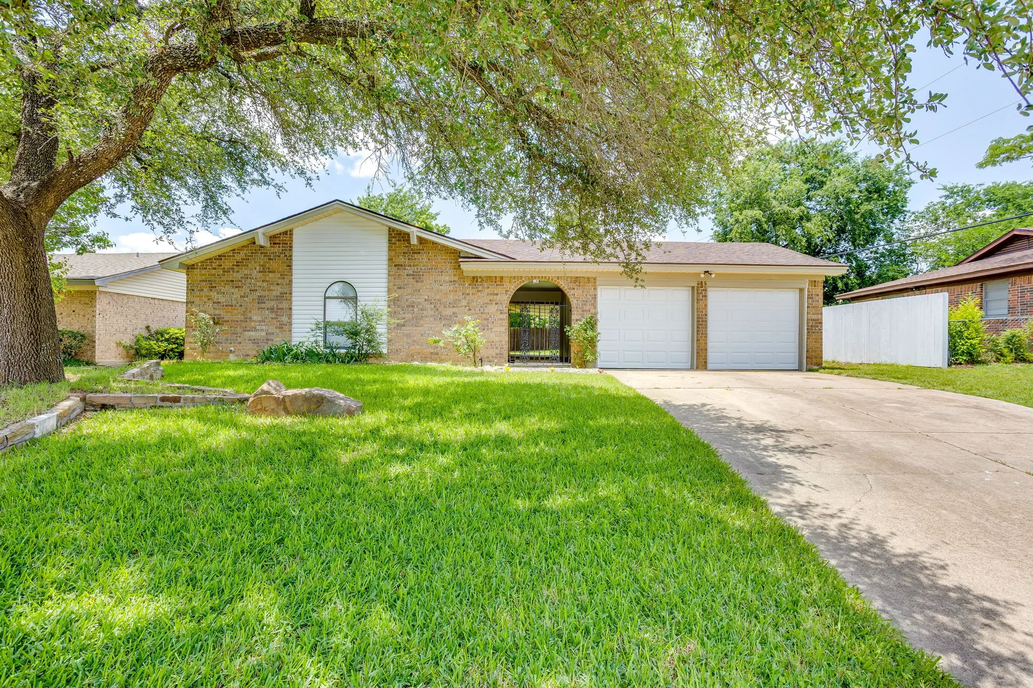 Single Family Residence For Sale in Parker County , 205 Scenic Drive, Aledo, Texas 76008, 3 Bedroom, 2 Bathroom, 2 Garage spaces, 1,296 Sqft, built in 1979, mls#21287237, Real Estate Agent in Aledo, Homes For Sale in Parker county, Homes For Sale in Aledo, Realtor in Aledo Texas, Real Estate Brokerage Independent Realty Texas, Luminita Cordes Realtor
