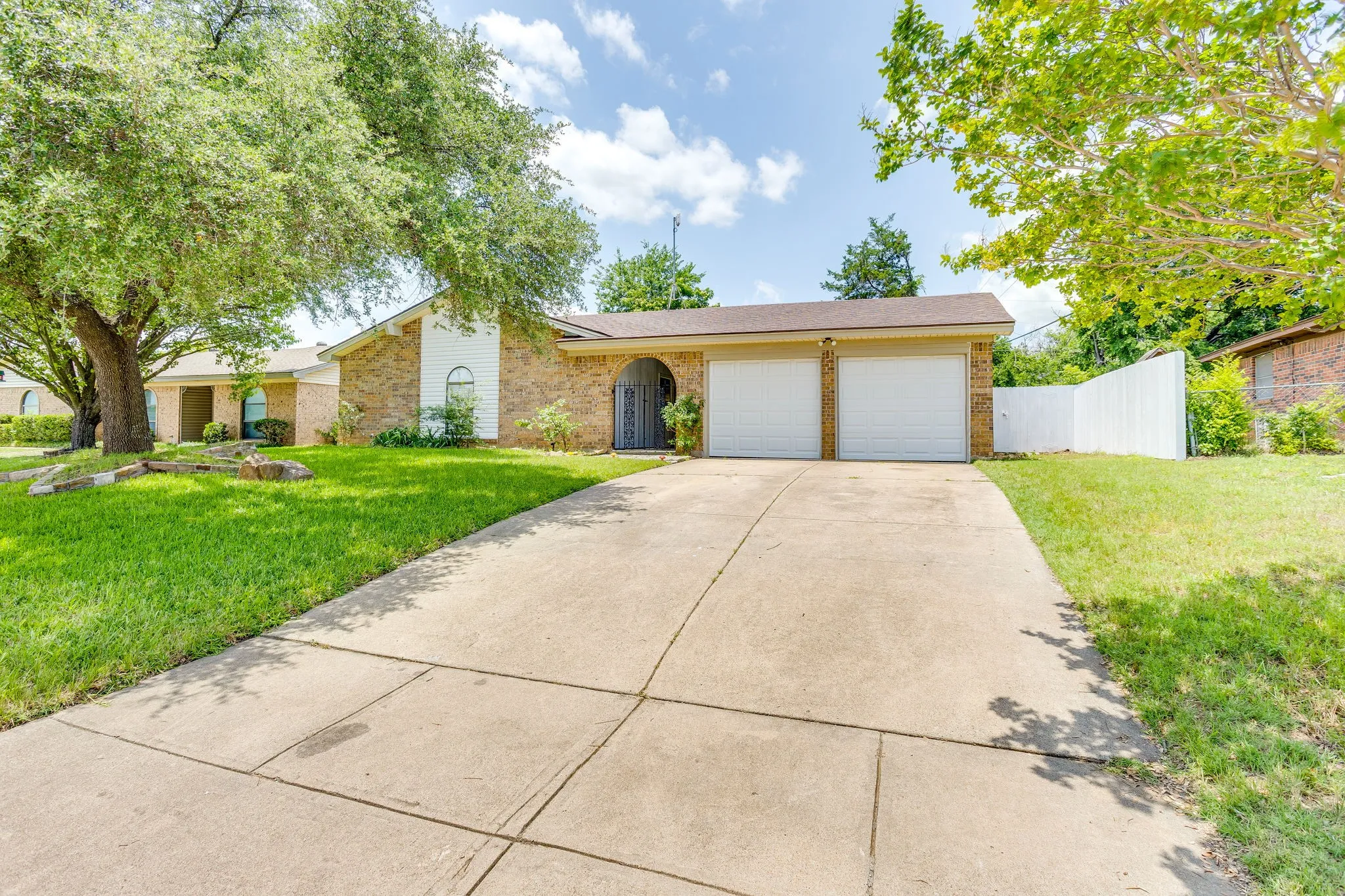 Single Family Residence For Sale in Parker County , 205 Scenic Drive, Aledo, Texas 76008, 3 Bedroom, 2 Bathroom, 2 Garage spaces, 1,296 Sqft, built in 1979, mls#21287237, Real Estate Agent in Aledo, Homes For Sale in Parker county, Homes For Sale in Aledo, Realtor in Aledo Texas, Real Estate Brokerage Independent Realty Texas, Luminita Cordes Realtor