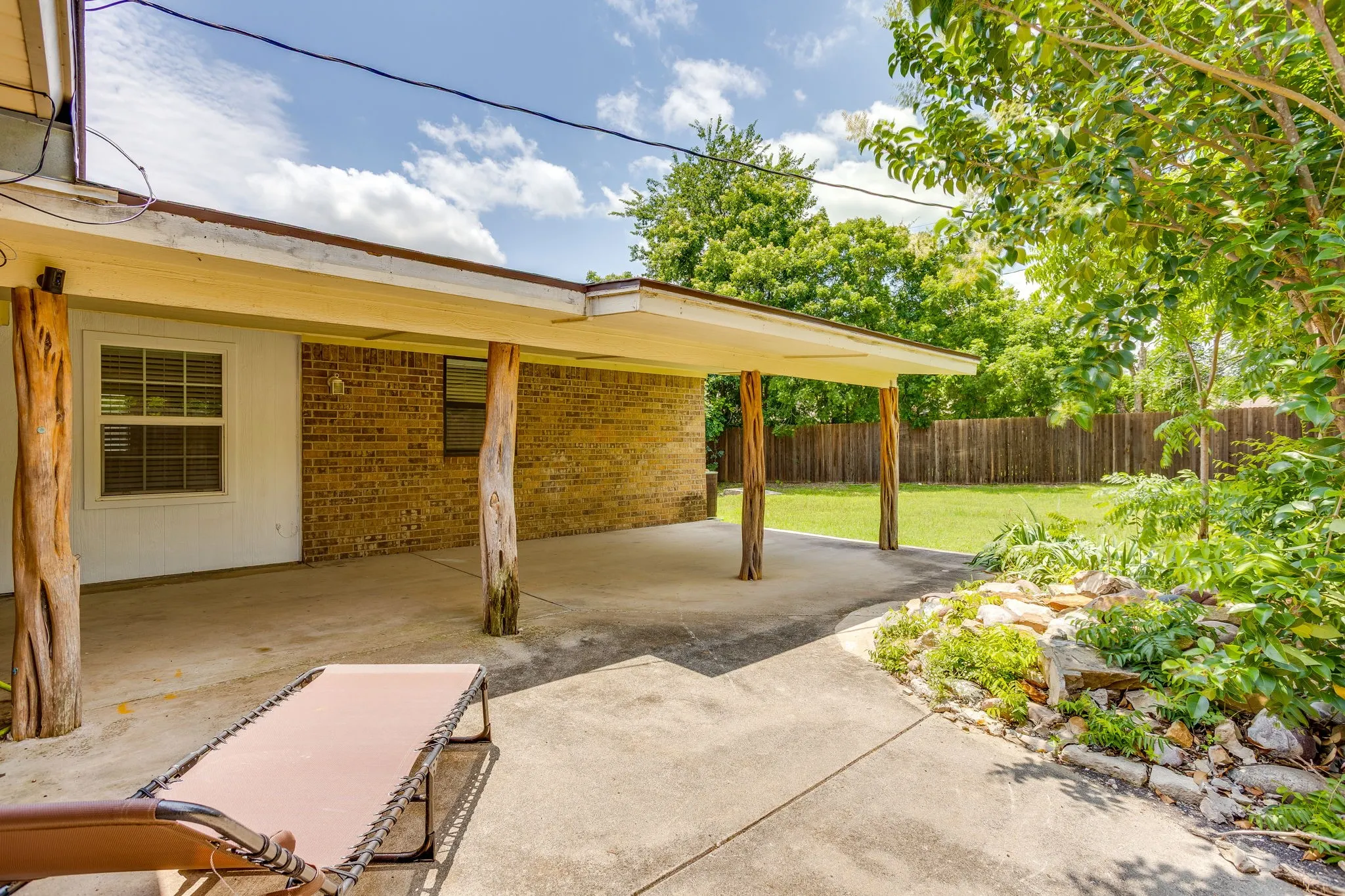 Single Family Residence For Sale in Parker County , 205 Scenic Drive, Aledo, Texas 76008, 3 Bedroom, 2 Bathroom, 2 Garage spaces, 1,296 Sqft, built in 1979, mls#21287237, Real Estate Agent in Aledo, Homes For Sale in Parker county, Homes For Sale in Aledo, Realtor in Aledo Texas, Real Estate Brokerage Independent Realty Texas, Luminita Cordes Realtor