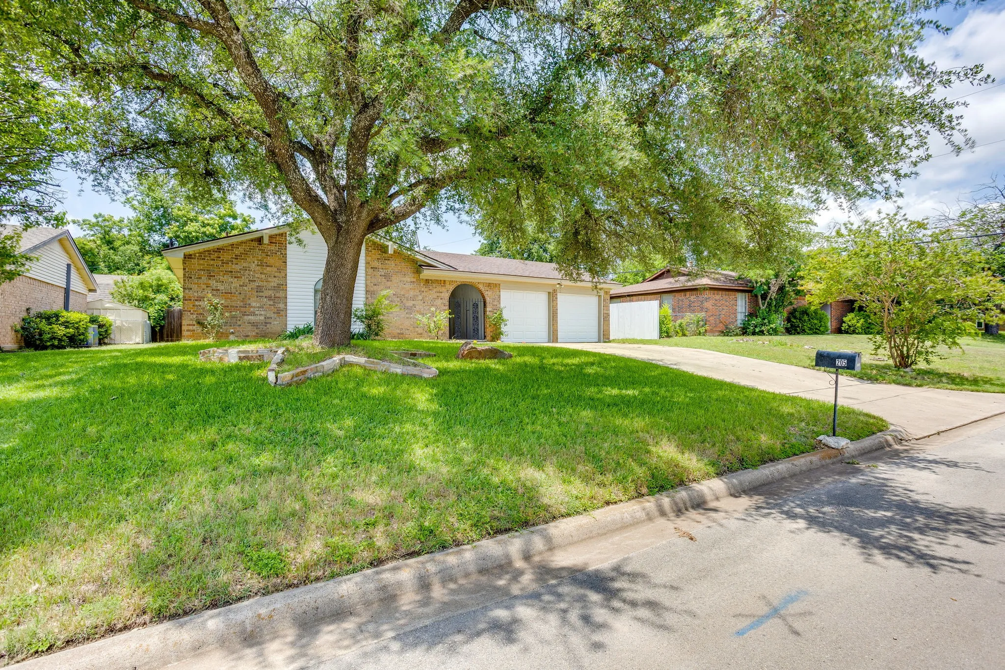 Single Family Residence For Sale in Parker County , 205 Scenic Drive, Aledo, Texas 76008, 3 Bedroom, 2 Bathroom, 2 Garage spaces, 1,296 Sqft, built in 1979, mls#21287237, Real Estate Agent in Aledo, Homes For Sale in Parker county, Homes For Sale in Aledo, Realtor in Aledo Texas, Real Estate Brokerage Independent Realty Texas, Luminita Cordes Realtor