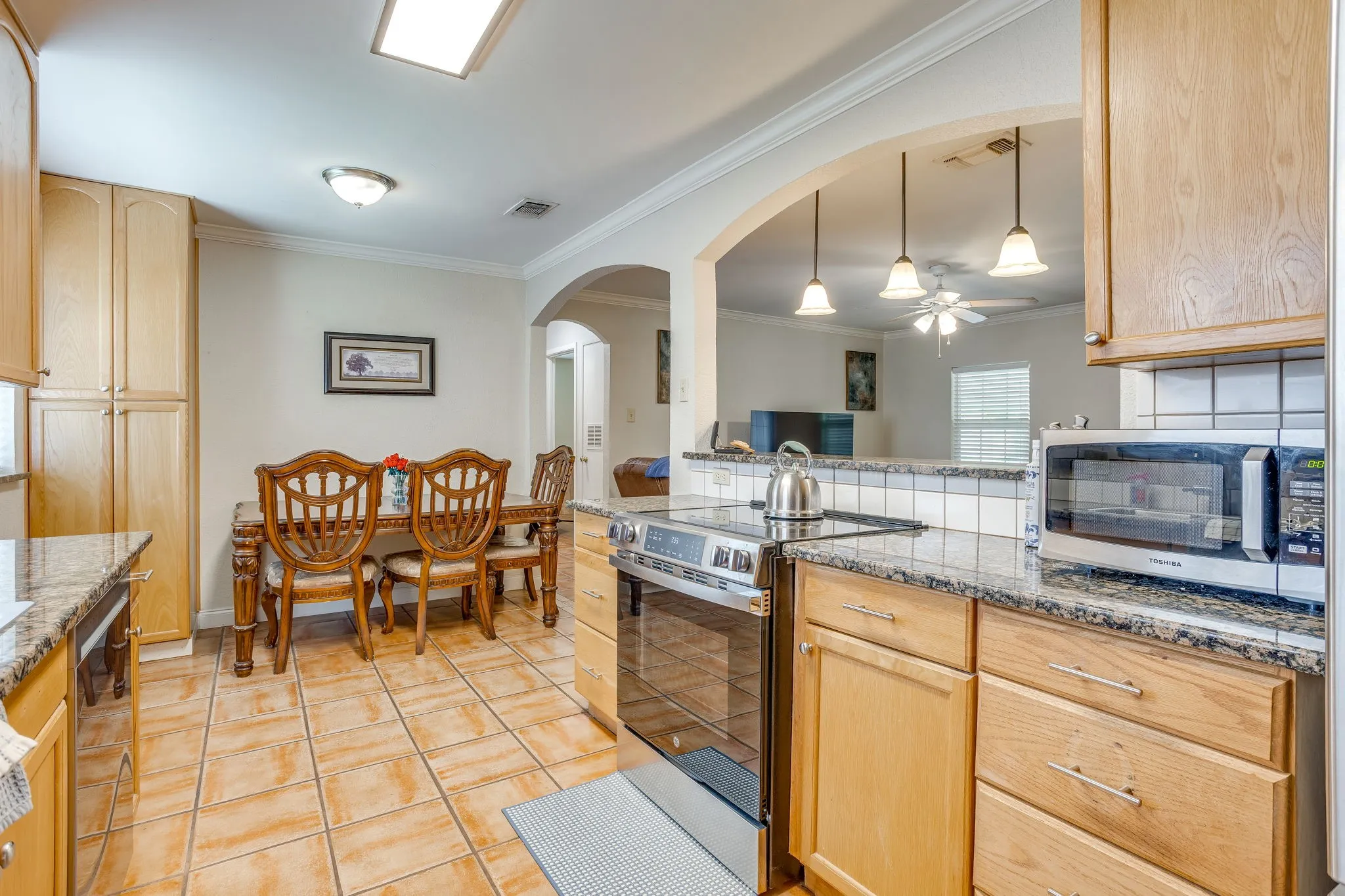 Single Family Residence For Sale in Parker County , 205 Scenic Drive, Aledo, Texas 76008, 3 Bedroom, 2 Bathroom, 2 Garage spaces, 1,296 Sqft, built in 1979, mls#21287237, Real Estate Agent in Aledo, Homes For Sale in Parker county, Homes For Sale in Aledo, Realtor in Aledo Texas, Real Estate Brokerage Independent Realty Texas, Luminita Cordes Realtor