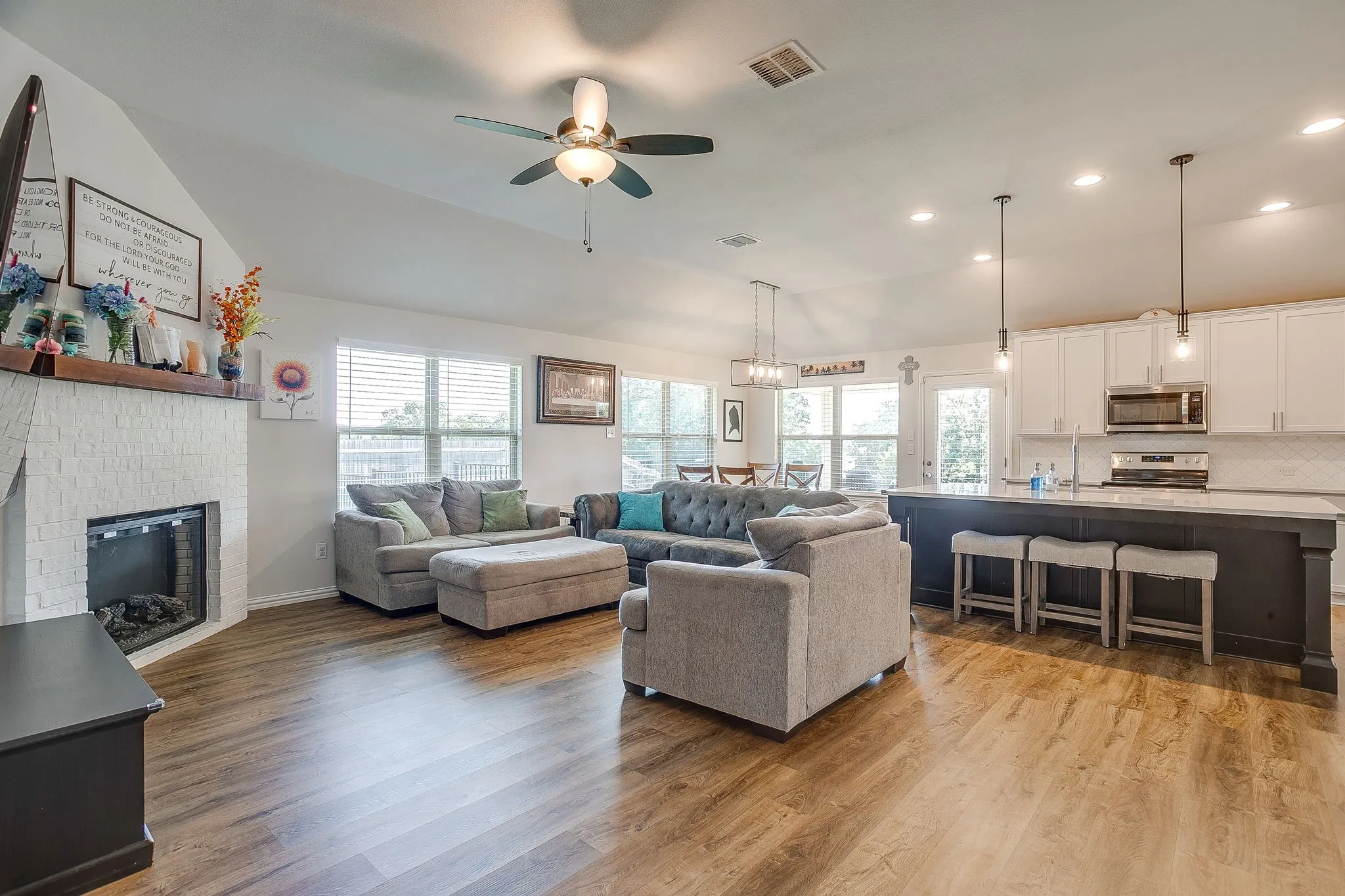 Single Family Residence For Sale in Johnson County , 3113 Arbor View Drive, Burleson, Texas 76028, 4 Bedroom, 2 Bathroom, 2 Garage spaces, 1,700 Sqft, built in 2022, mls#21287401, Real Estate Agent in Burleson, Homes For Sale in Johnson county, Homes For Sale in Burleson, Realtor in Burleson Texas, Real Estate Brokerage Independent Realty Texas, Luminita Cordes Realtor