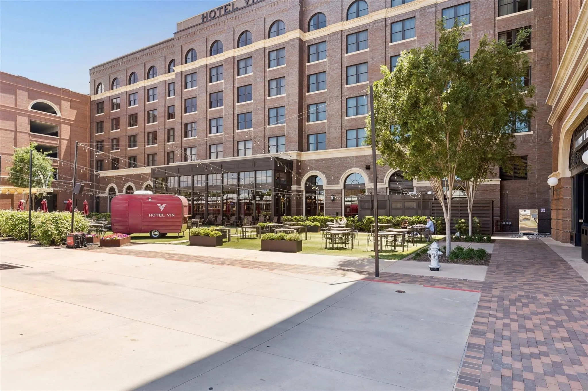 Luxury meets Texas charm at Hotel Vin — where outdoor entertainment, live music, and the premier dining experience of Harvest Hall bring Historic Main Street to life.