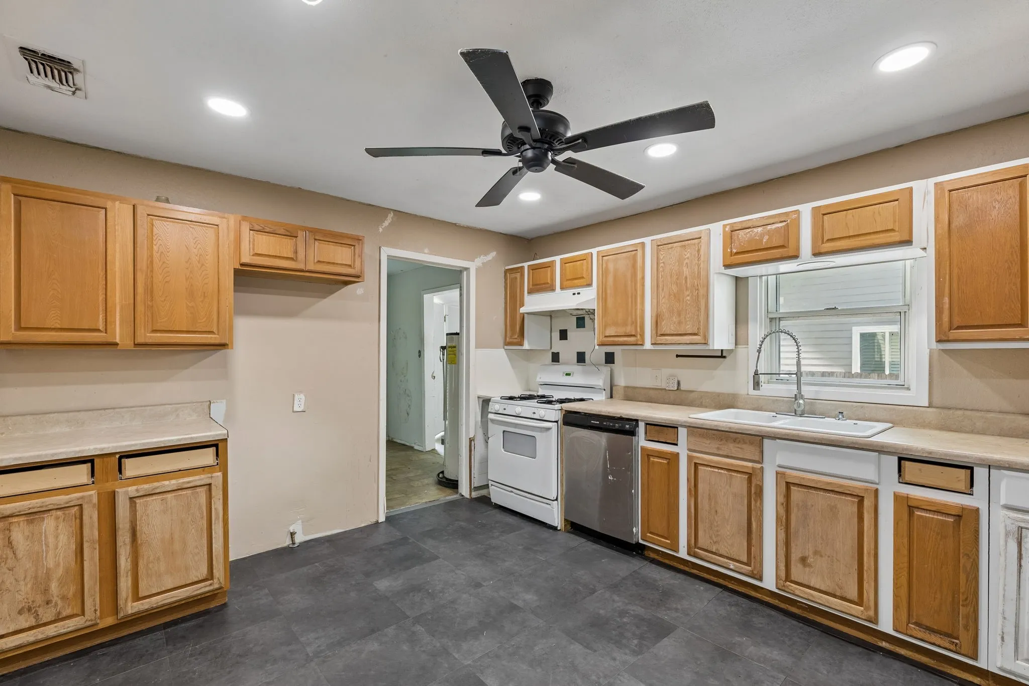 Improved Land For Sale in Tarrant County , 1120 S Pine Street, Grapevine, Texas 76051, 0, 0, Garage spaces, 0 Sqft, built in 1940, mls#21285196, Real Estate Agent in Grapevine, Homes For Sale in Tarrant county, Homes For Sale in Grapevine, Realtor in Grapevine Texas, Real Estate Brokerage Independent Realty Texas, Luminita Cordes Realtor