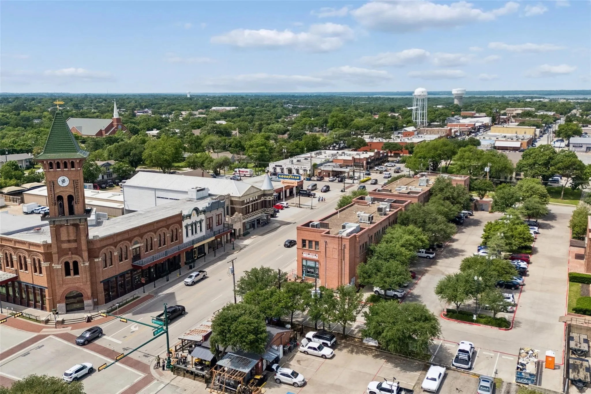 A walk down Historic Grapevine Main Street feels like stepping into the heart of small-town Texas with a modern twist.
Where history is preserved and every corner tells a story — welcome to Historic Downtown Grapevine.
