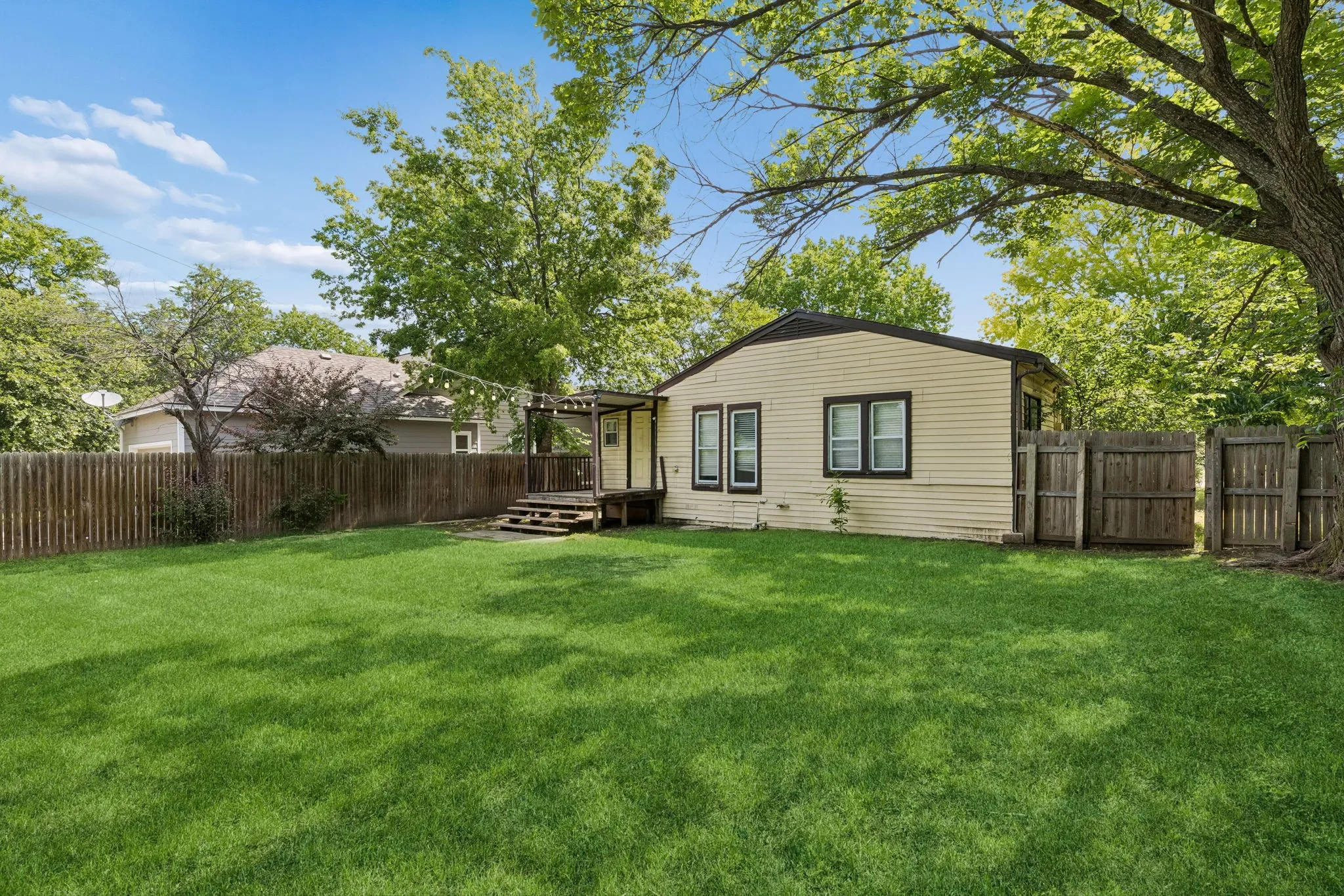 Improved Land For Sale in Tarrant County , 1120 S Pine Street, Grapevine, Texas 76051, 0, 0, Garage spaces, 0 Sqft, built in 1940, mls#21285196, Real Estate Agent in Grapevine, Homes For Sale in Tarrant county, Homes For Sale in Grapevine, Realtor in Grapevine Texas, Real Estate Brokerage Independent Realty Texas, Luminita Cordes Realtor