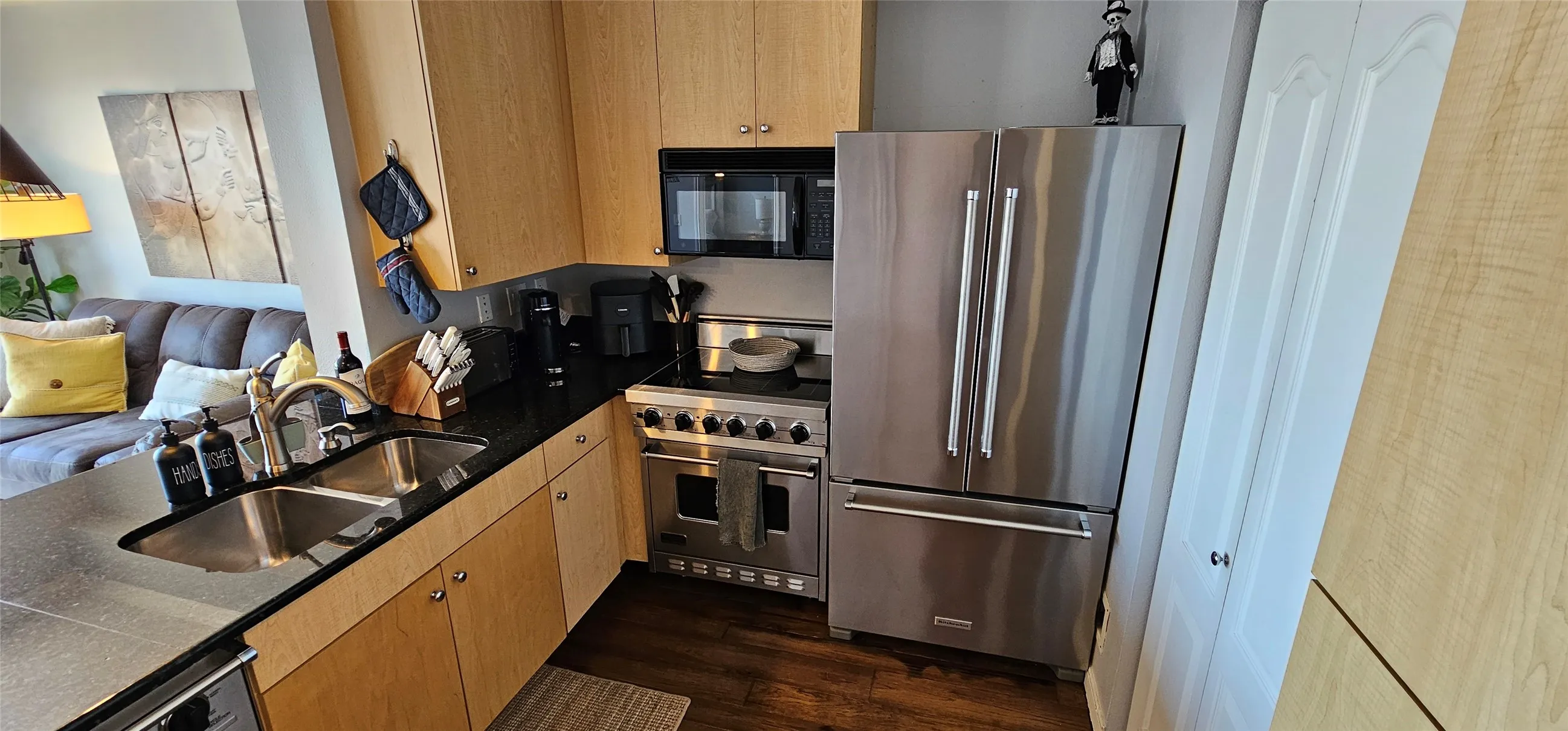 Condominium For Sale in Dallas County , 3225 Turtle Creek Boulevard 1610, Dallas, Texas 75219, 1 Bedroom, 1 Bathroom, 1 Garage spaces, 816 Sqft, built in 1998, mls#21286405, Real Estate Agent in Dallas, Homes For Sale in Dallas county, Homes For Sale in Dallas, Realtor in Dallas Texas, Real Estate Brokerage Independent Realty Texas, Luminita Cordes Realtor