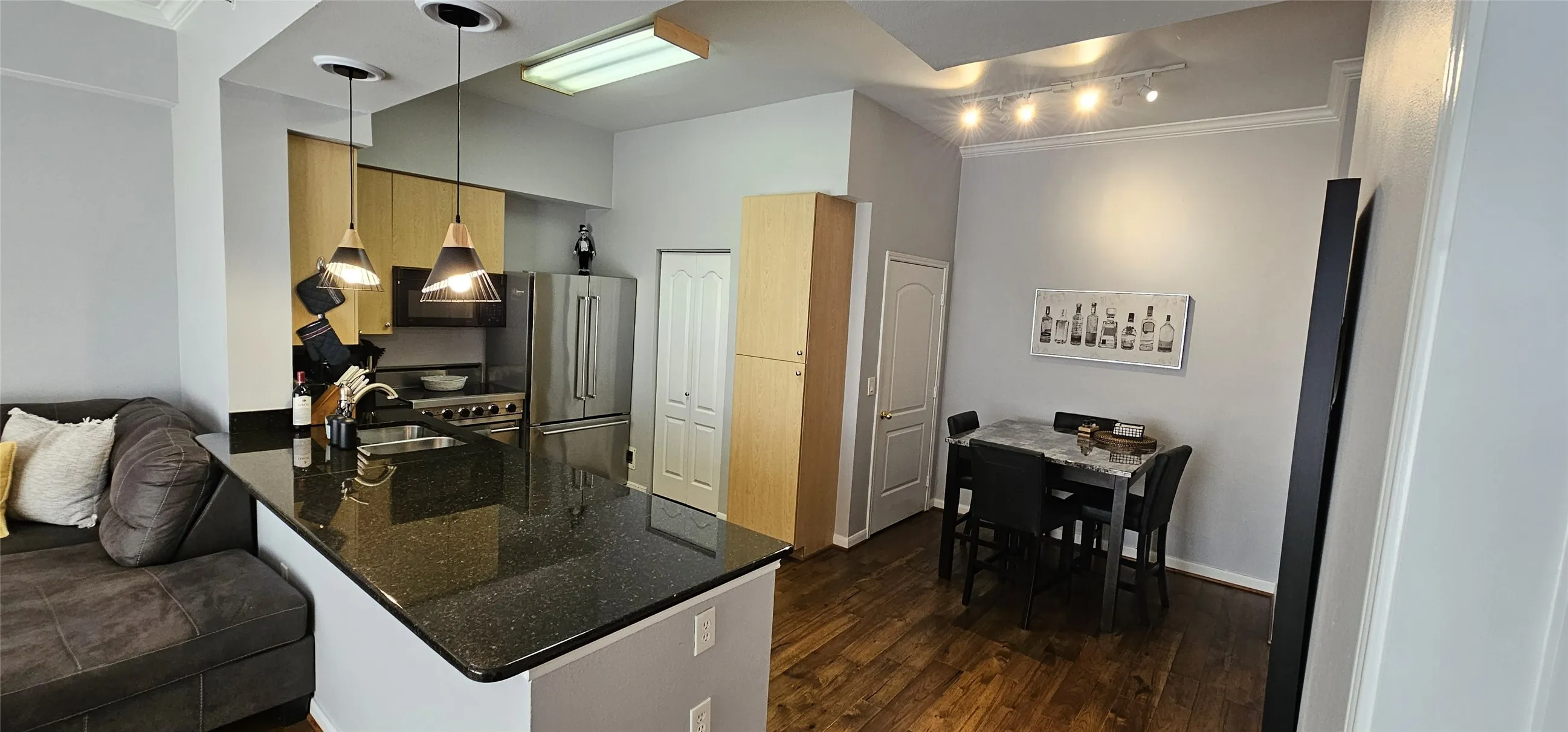 Condominium For Sale in Dallas County , 3225 Turtle Creek Boulevard 1610, Dallas, Texas 75219, 1 Bedroom, 1 Bathroom, 1 Garage spaces, 816 Sqft, built in 1998, mls#21286405, Real Estate Agent in Dallas, Homes For Sale in Dallas county, Homes For Sale in Dallas, Realtor in Dallas Texas, Real Estate Brokerage Independent Realty Texas, Luminita Cordes Realtor