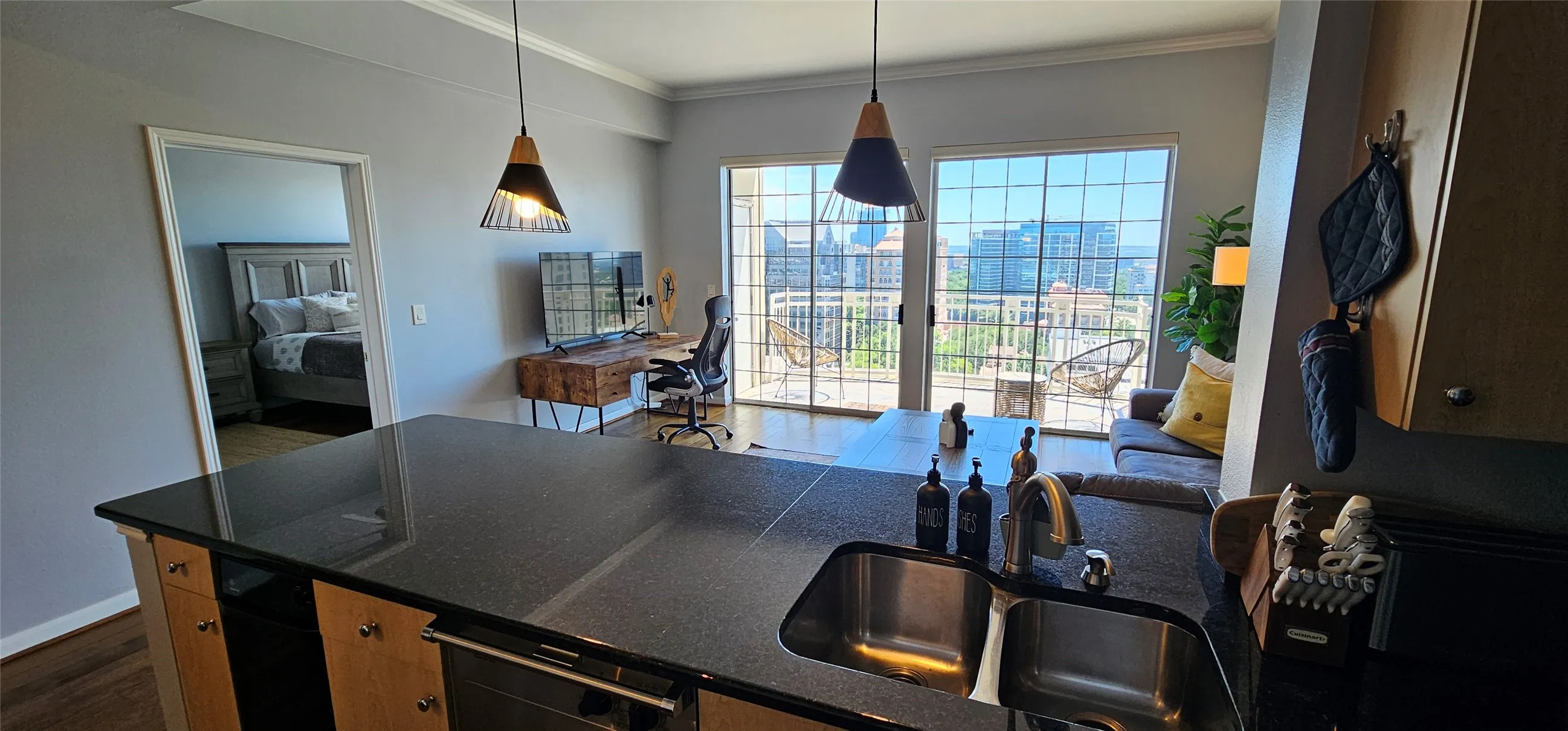 Condominium For Sale in Dallas County , 3225 Turtle Creek Boulevard 1610, Dallas, Texas 75219, 1 Bedroom, 1 Bathroom, 1 Garage spaces, 816 Sqft, built in 1998, mls#21286405, Real Estate Agent in Dallas, Homes For Sale in Dallas county, Homes For Sale in Dallas, Realtor in Dallas Texas, Real Estate Brokerage Independent Realty Texas, Luminita Cordes Realtor