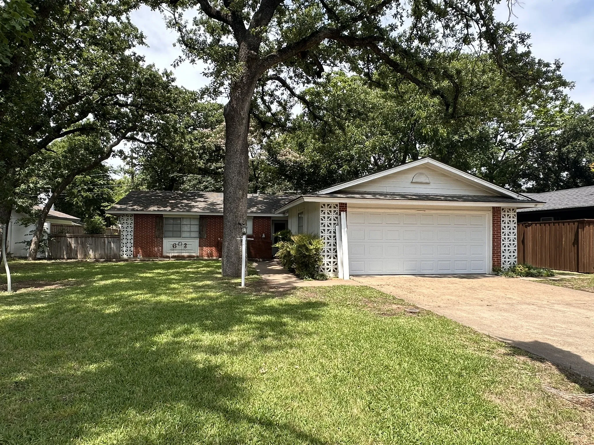 Single Family Residence For Sale in Tarrant County , 602 Buffalo Drive, Arlington, Texas 76013, 3 Bedroom, 2 Bathroom, 2 Garage spaces, 1,526 Sqft, built in 1964, mls#21287450, Real Estate Agent in Arlington, Homes For Sale in Tarrant county, Homes For Sale in Arlington, Realtor in Arlington Texas, Real Estate Brokerage Independent Realty Texas, Luminita Cordes Realtor