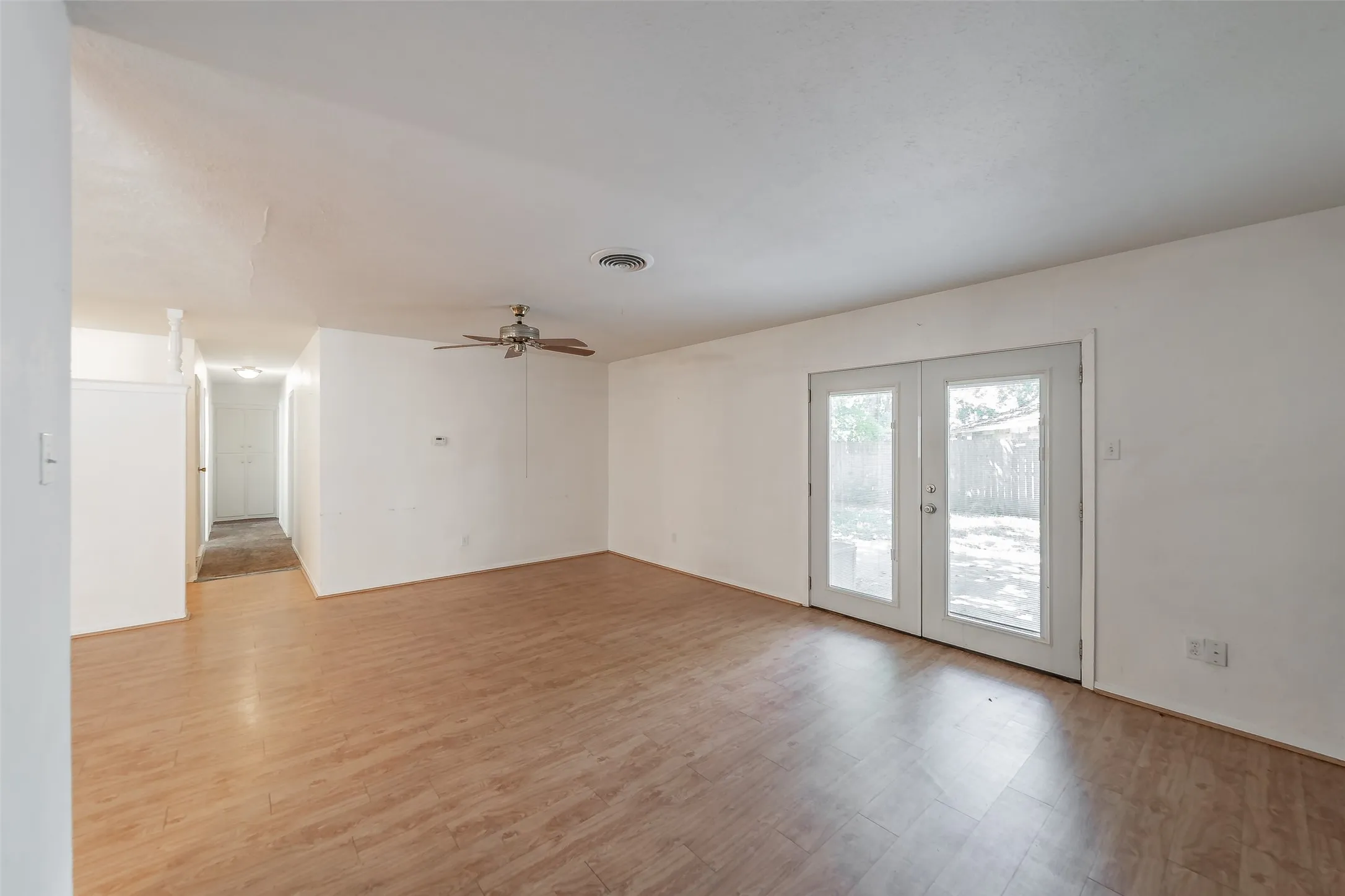 Single Family Residence For Sale in Tarrant County , 602 Buffalo Drive, Arlington, Texas 76013, 3 Bedroom, 2 Bathroom, 2 Garage spaces, 1,526 Sqft, built in 1964, mls#21287450, Real Estate Agent in Arlington, Homes For Sale in Tarrant county, Homes For Sale in Arlington, Realtor in Arlington Texas, Real Estate Brokerage Independent Realty Texas, Luminita Cordes Realtor