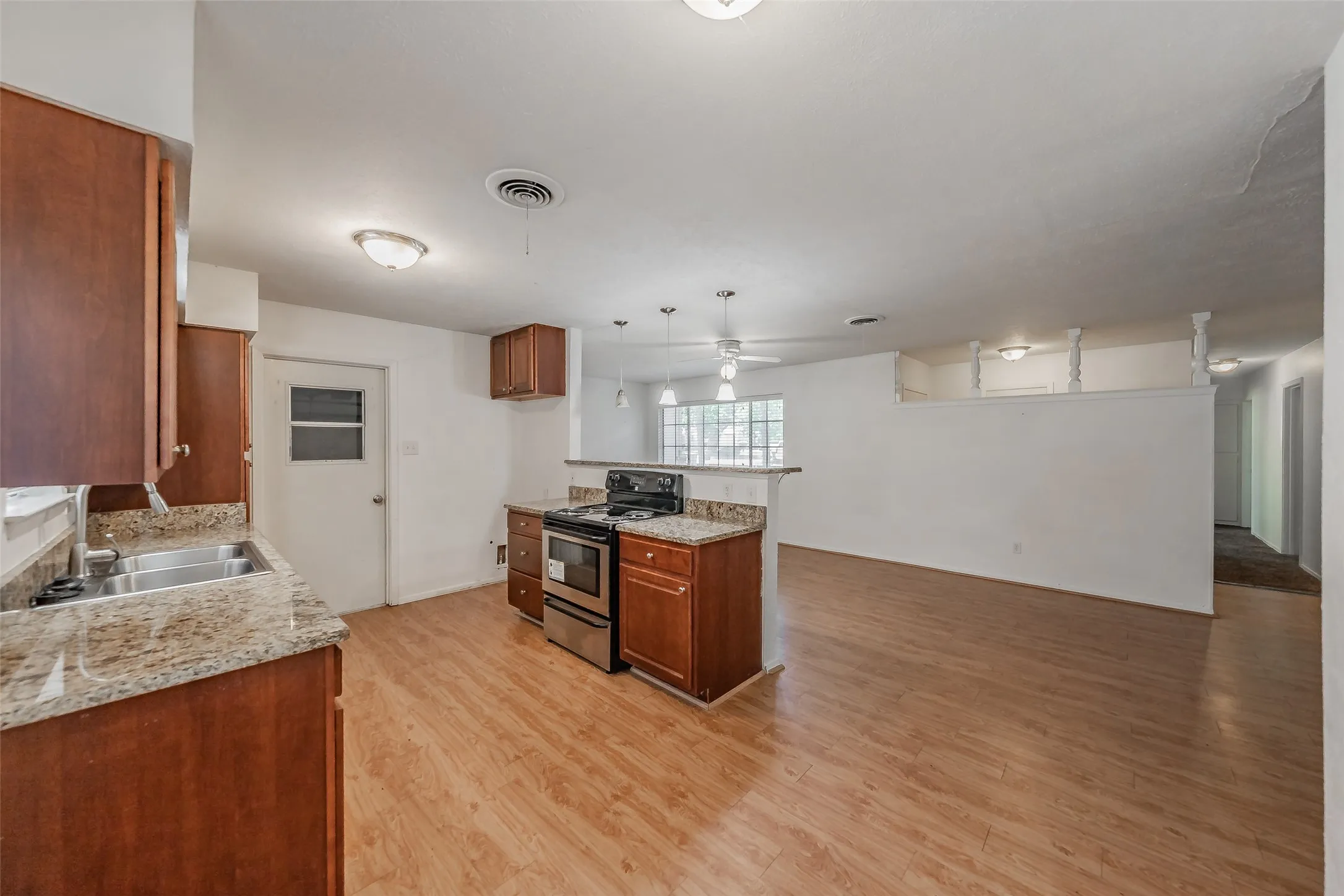 Single Family Residence For Sale in Tarrant County , 602 Buffalo Drive, Arlington, Texas 76013, 3 Bedroom, 2 Bathroom, 2 Garage spaces, 1,526 Sqft, built in 1964, mls#21287450, Real Estate Agent in Arlington, Homes For Sale in Tarrant county, Homes For Sale in Arlington, Realtor in Arlington Texas, Real Estate Brokerage Independent Realty Texas, Luminita Cordes Realtor