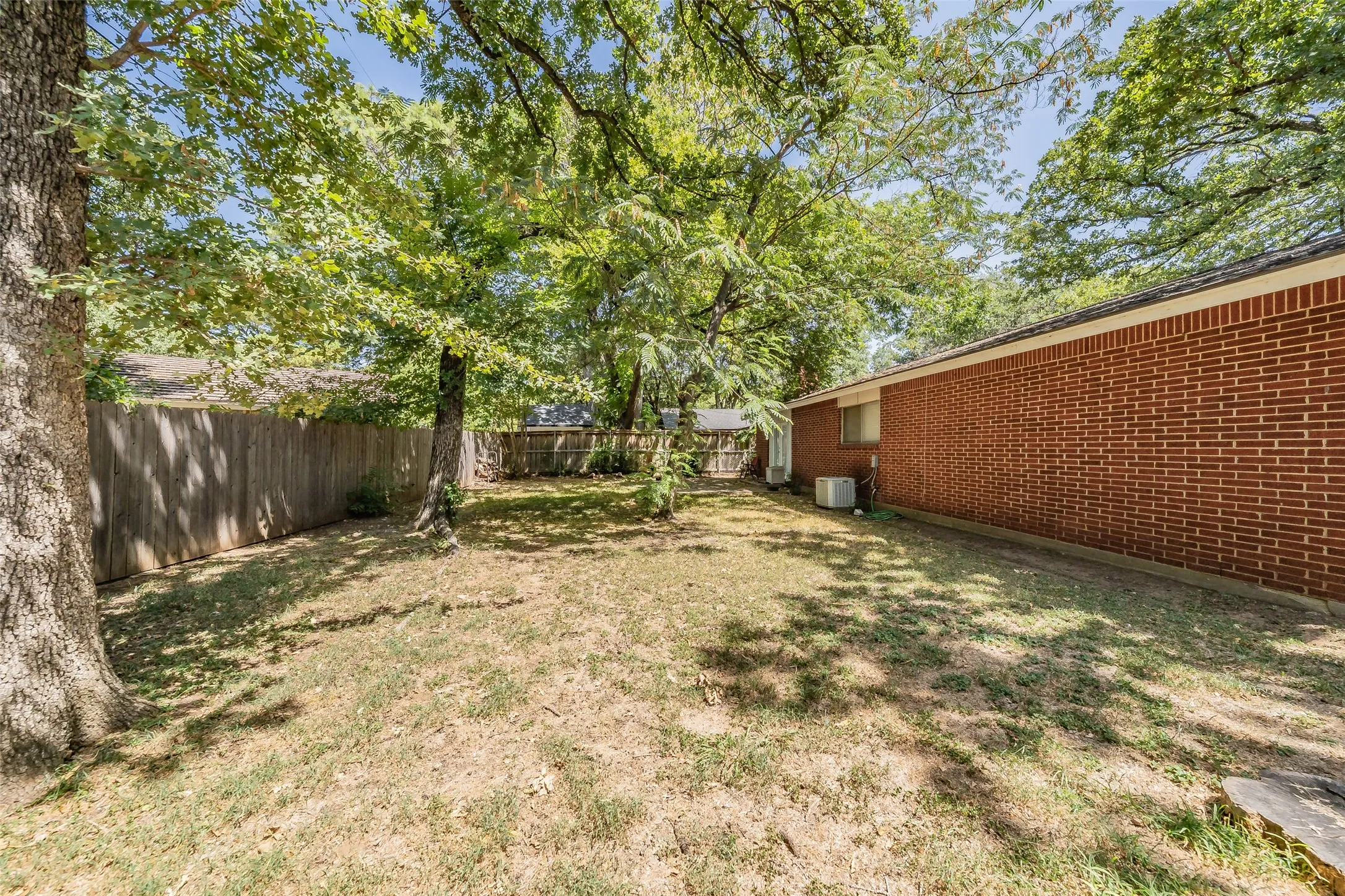Single Family Residence For Sale in Tarrant County , 602 Buffalo Drive, Arlington, Texas 76013, 3 Bedroom, 2 Bathroom, 2 Garage spaces, 1,526 Sqft, built in 1964, mls#21287450, Real Estate Agent in Arlington, Homes For Sale in Tarrant county, Homes For Sale in Arlington, Realtor in Arlington Texas, Real Estate Brokerage Independent Realty Texas, Luminita Cordes Realtor