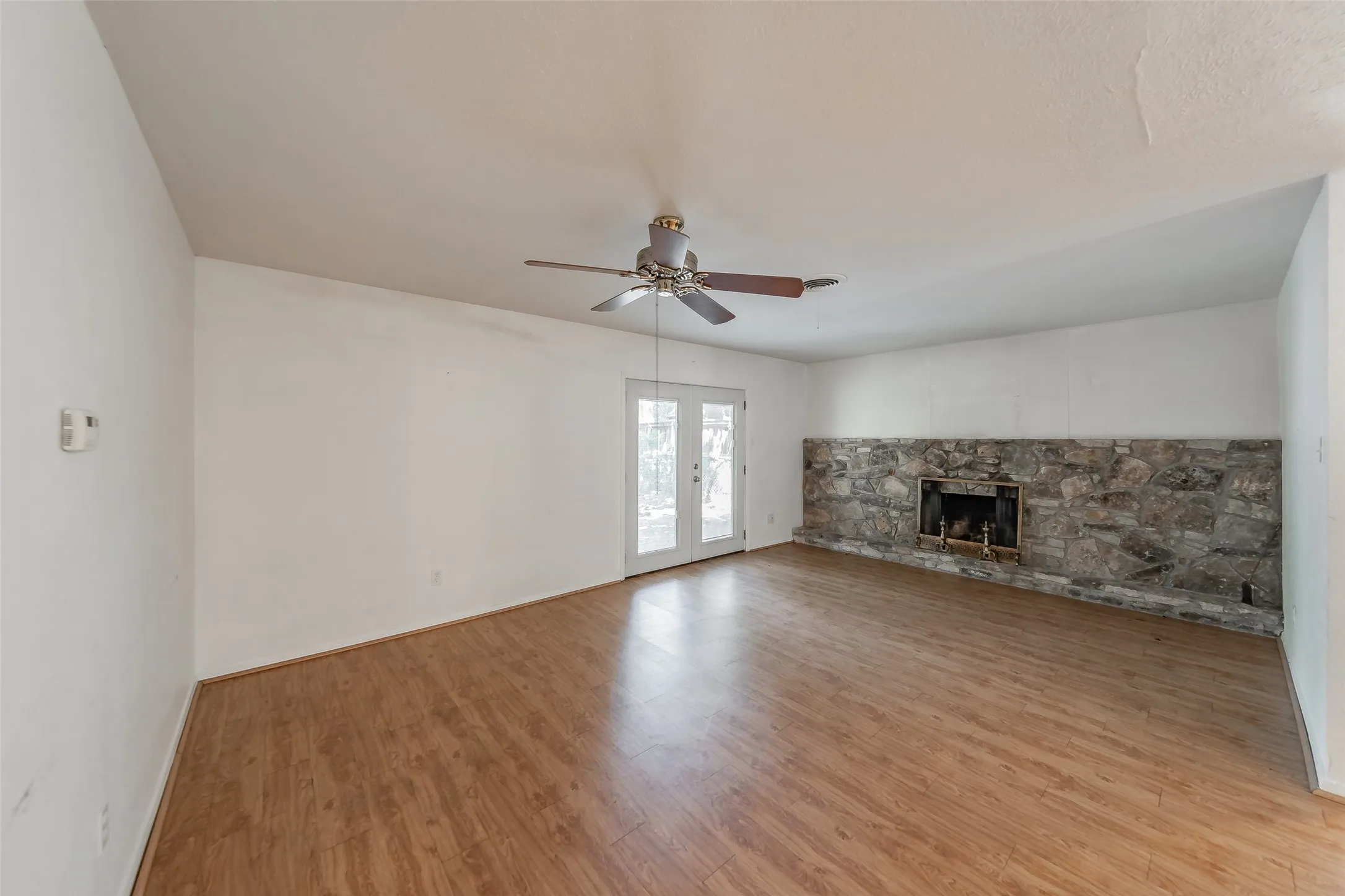 Single Family Residence For Sale in Tarrant County , 602 Buffalo Drive, Arlington, Texas 76013, 3 Bedroom, 2 Bathroom, 2 Garage spaces, 1,526 Sqft, built in 1964, mls#21287450, Real Estate Agent in Arlington, Homes For Sale in Tarrant county, Homes For Sale in Arlington, Realtor in Arlington Texas, Real Estate Brokerage Independent Realty Texas, Luminita Cordes Realtor