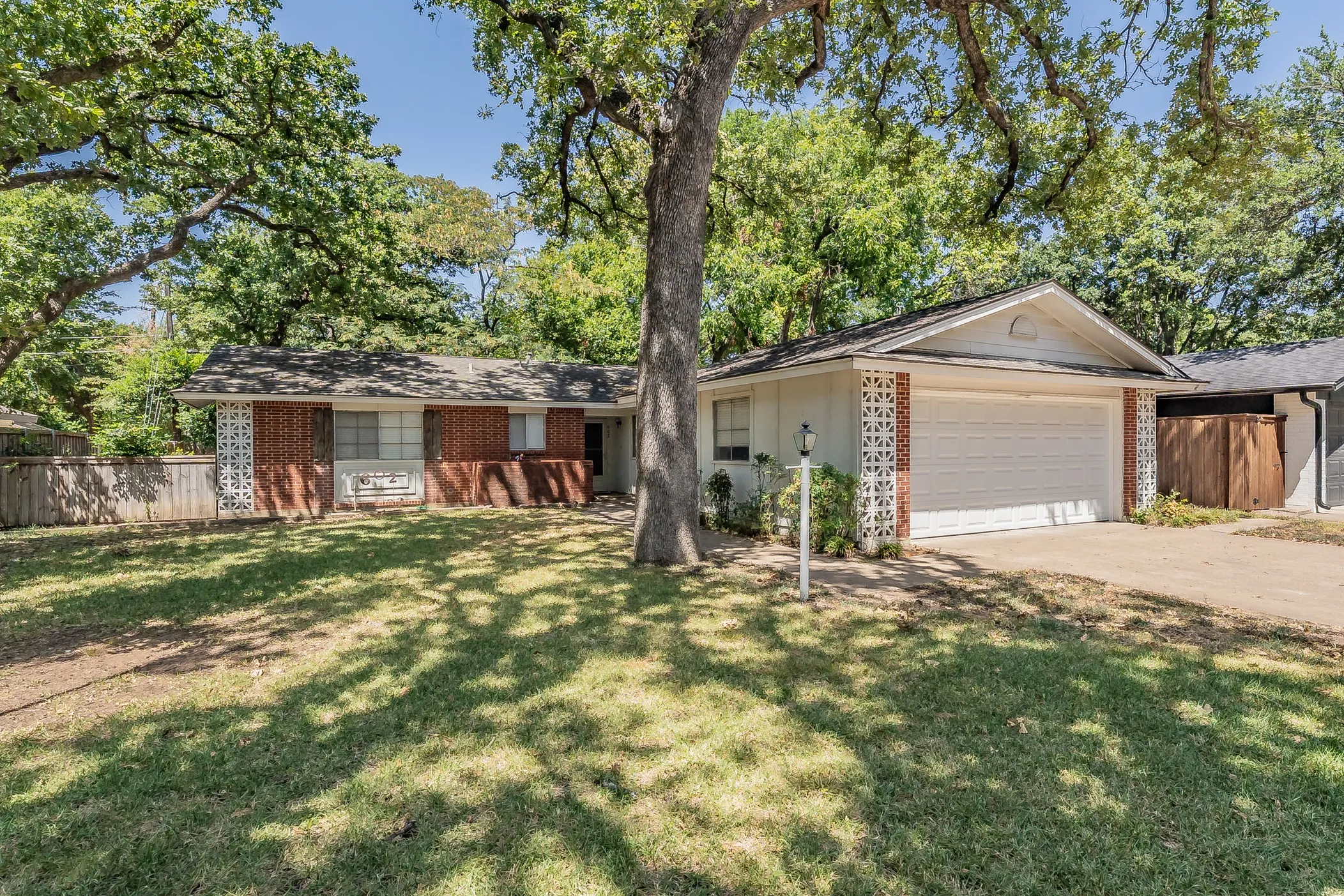 Single Family Residence For Sale in Tarrant County , 602 Buffalo Drive, Arlington, Texas 76013, 3 Bedroom, 2 Bathroom, 2 Garage spaces, 1,526 Sqft, built in 1964, mls#21287450, Real Estate Agent in Arlington, Homes For Sale in Tarrant county, Homes For Sale in Arlington, Realtor in Arlington Texas, Real Estate Brokerage Independent Realty Texas, Luminita Cordes Realtor