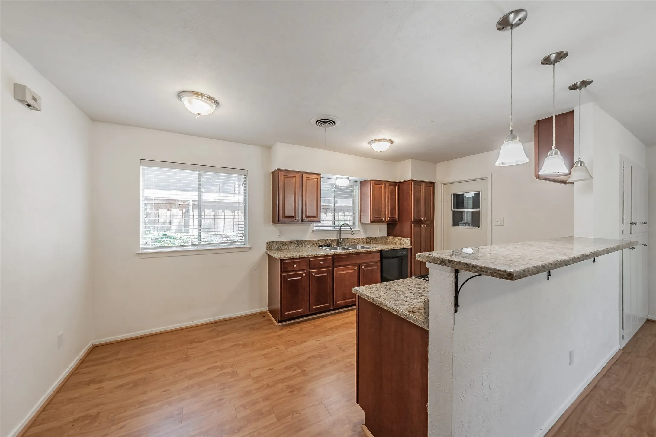 Single Family Residence For Sale in Tarrant County , 602 Buffalo Drive, Arlington, Texas 76013, 3 Bedroom, 2 Bathroom, 2 Garage spaces, 1,526 Sqft, built in 1964, mls#21287450, Real Estate Agent in Arlington, Homes For Sale in Tarrant county, Homes For Sale in Arlington, Realtor in Arlington Texas, Real Estate Brokerage Independent Realty Texas, Luminita Cordes Realtor